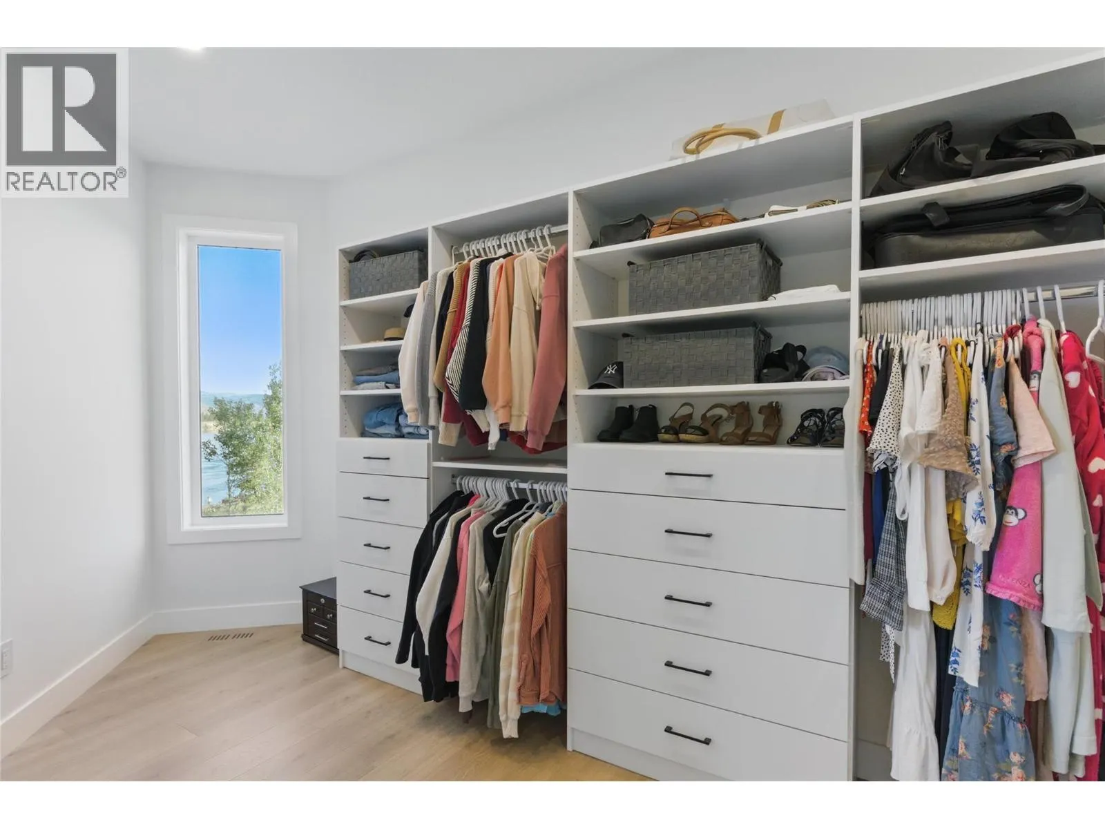 2744 BEACHMOUNT Crescent