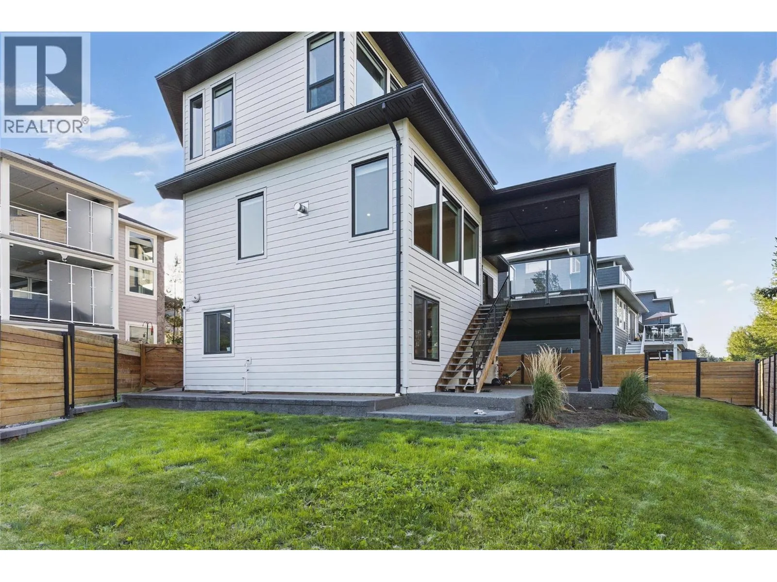 2744 BEACHMOUNT Crescent