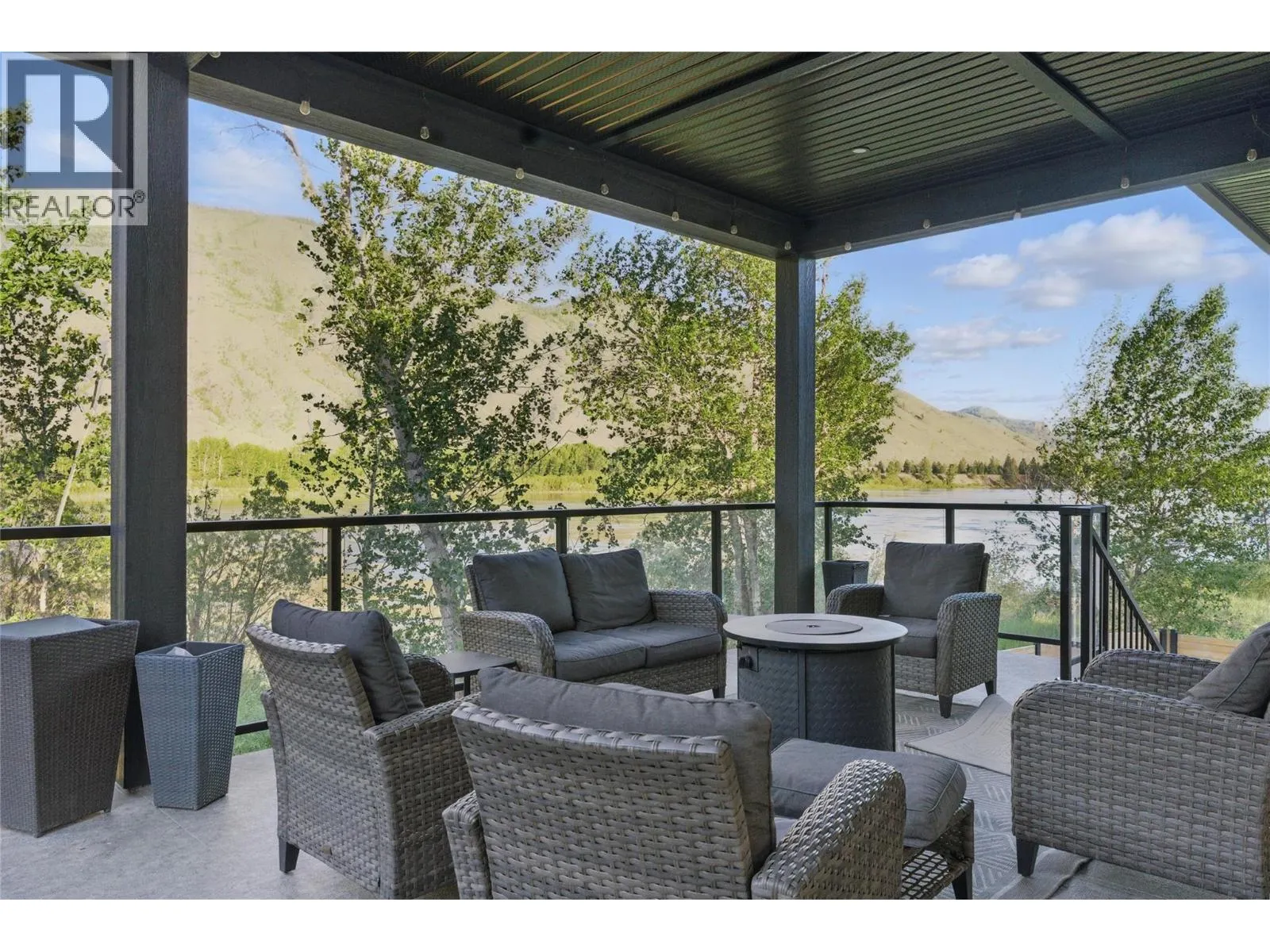 2744 BEACHMOUNT Crescent