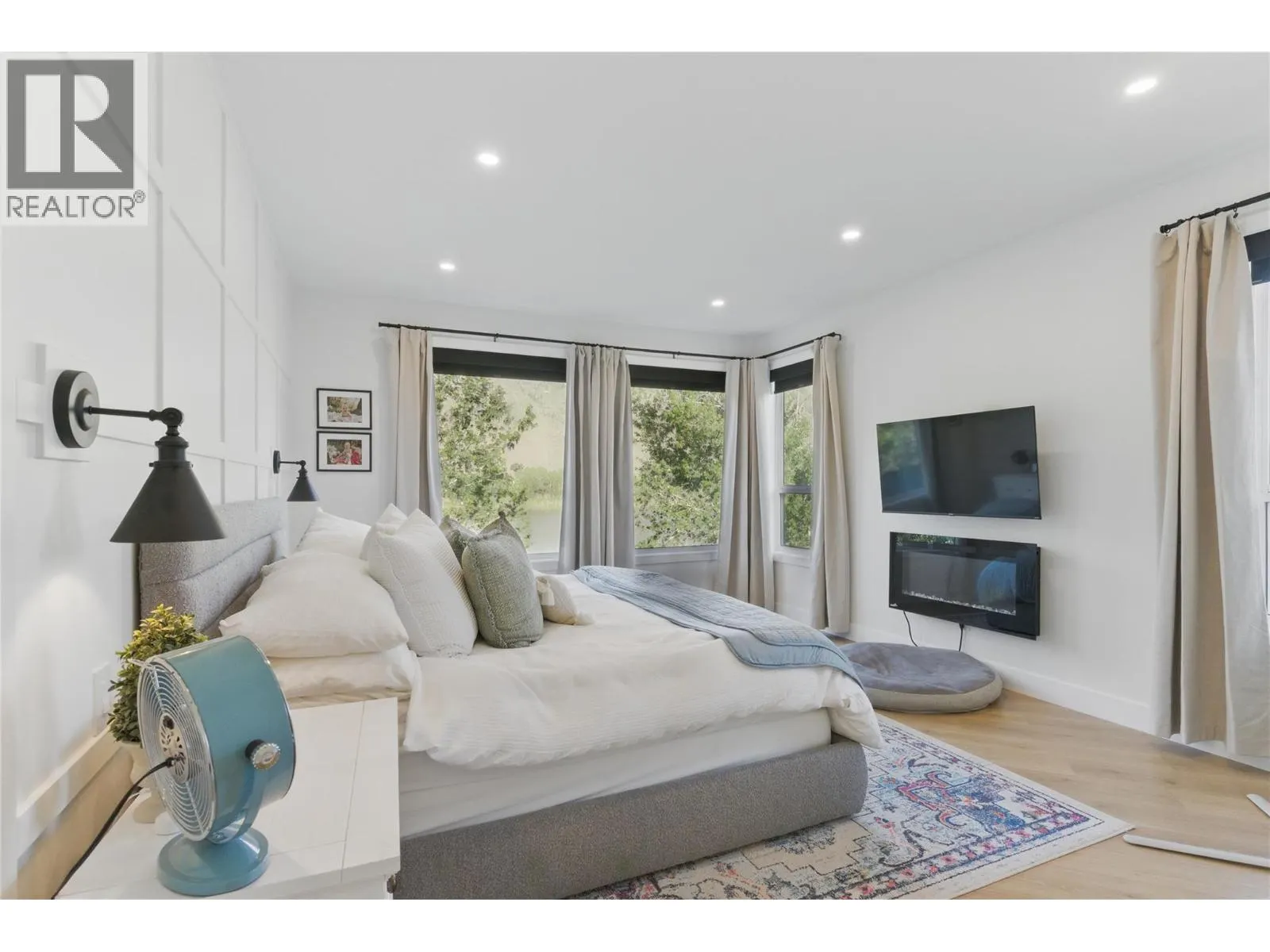 2744 BEACHMOUNT Crescent