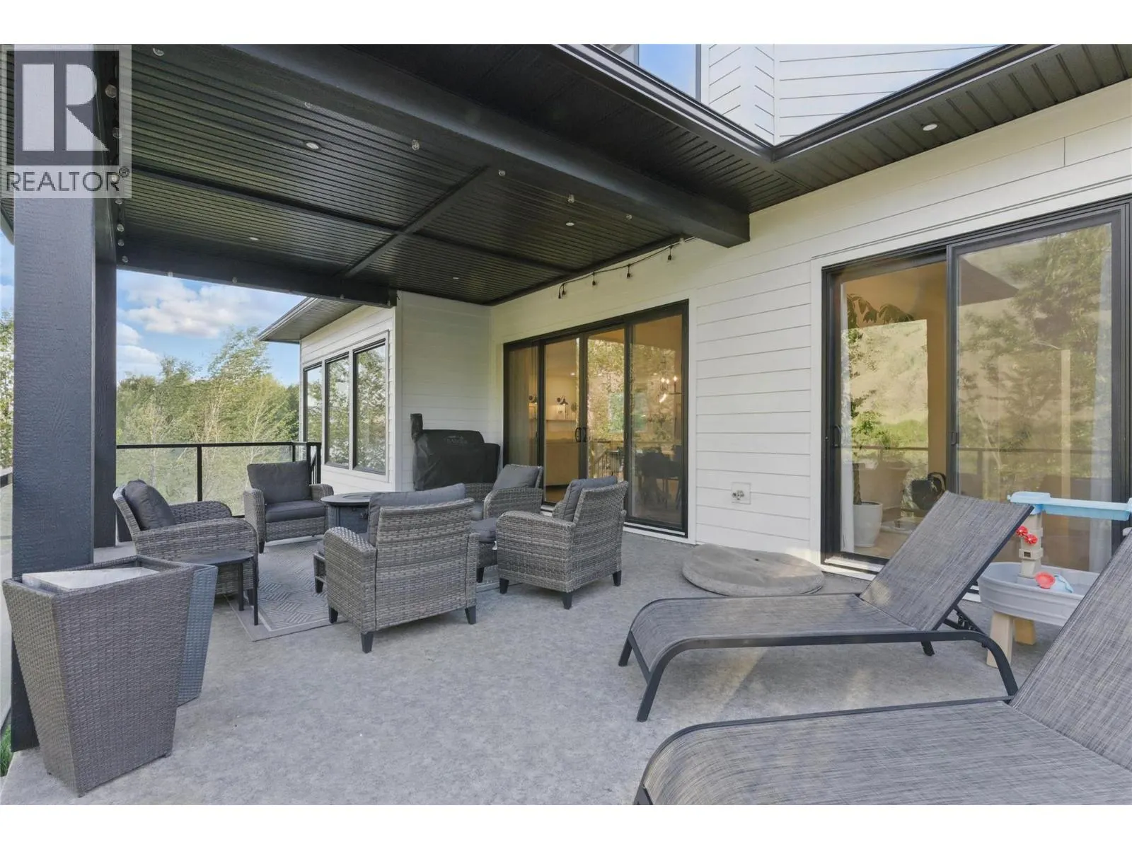 2744 BEACHMOUNT Crescent