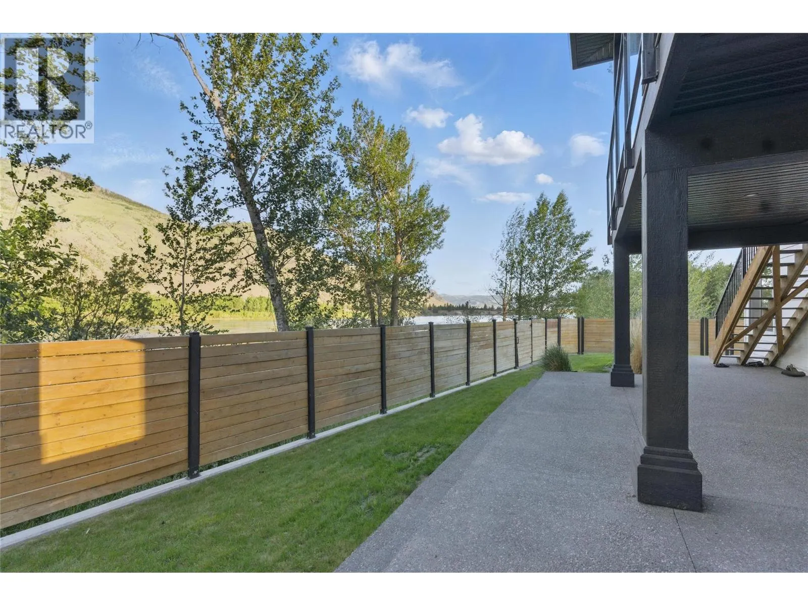 2744 BEACHMOUNT Crescent