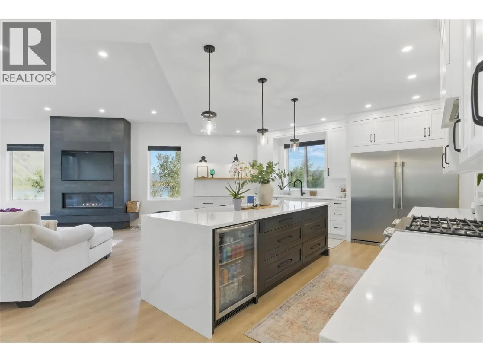 2744 BEACHMOUNT Crescent