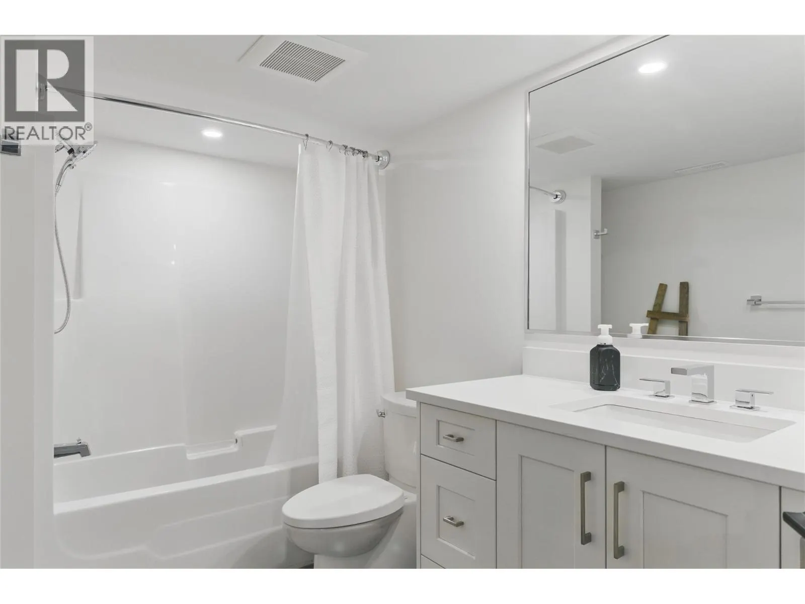 2744 BEACHMOUNT Crescent