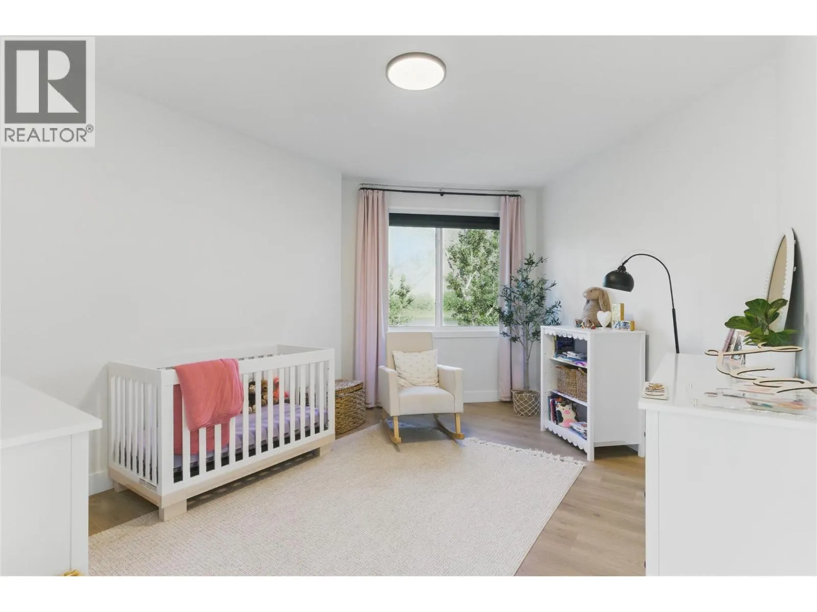 2744 BEACHMOUNT Crescent