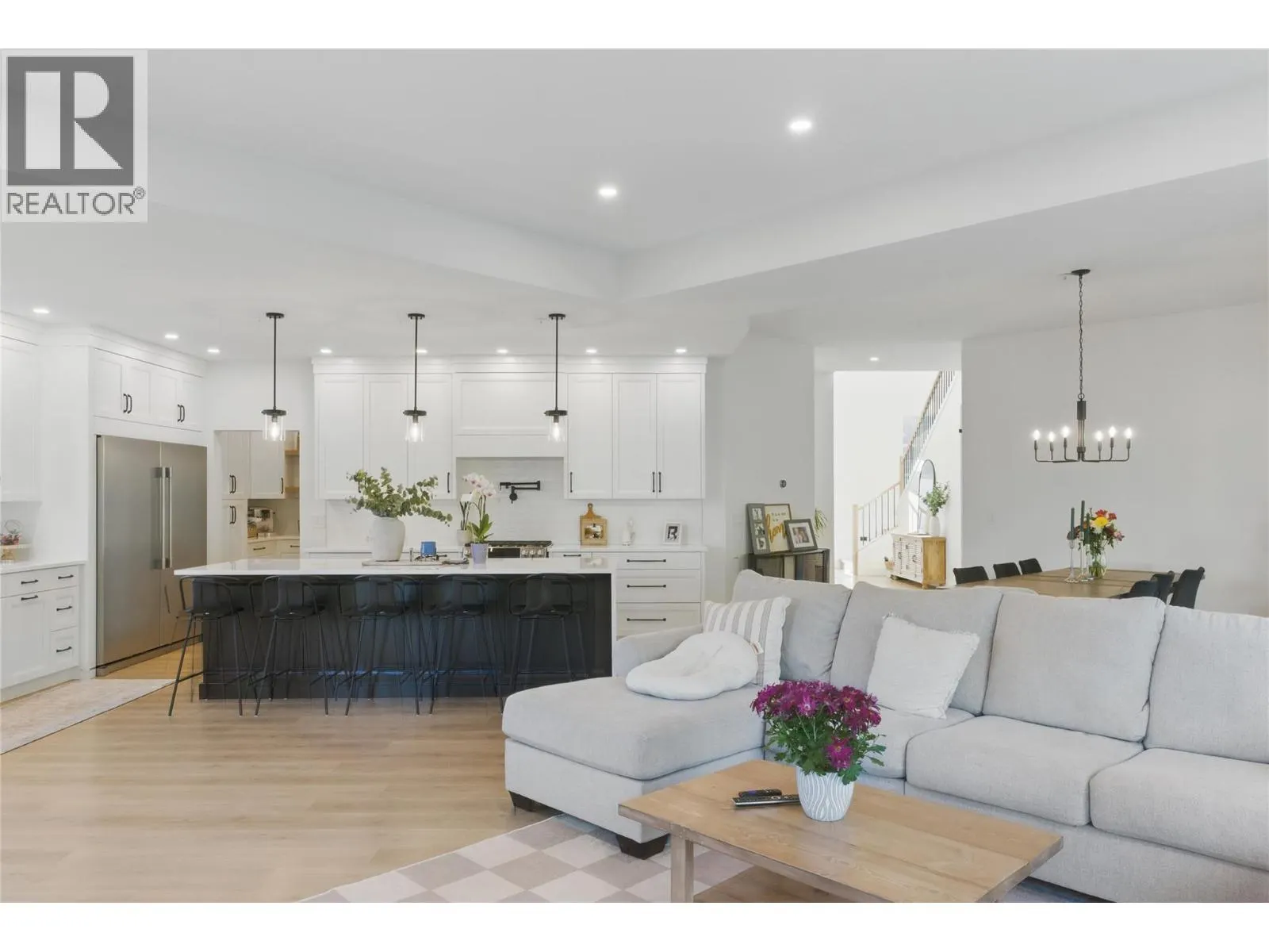 2744 BEACHMOUNT Crescent