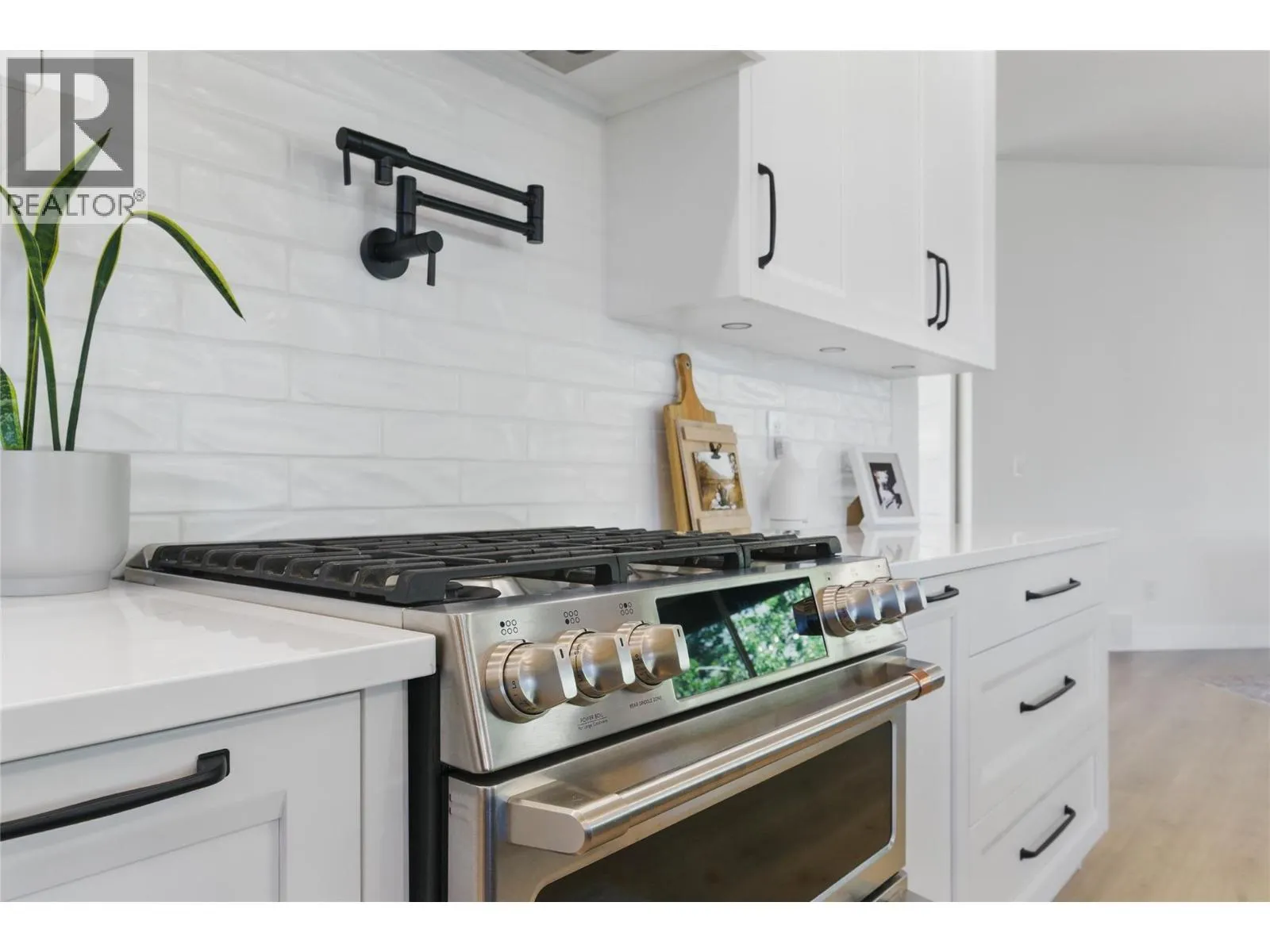 2744 BEACHMOUNT Crescent