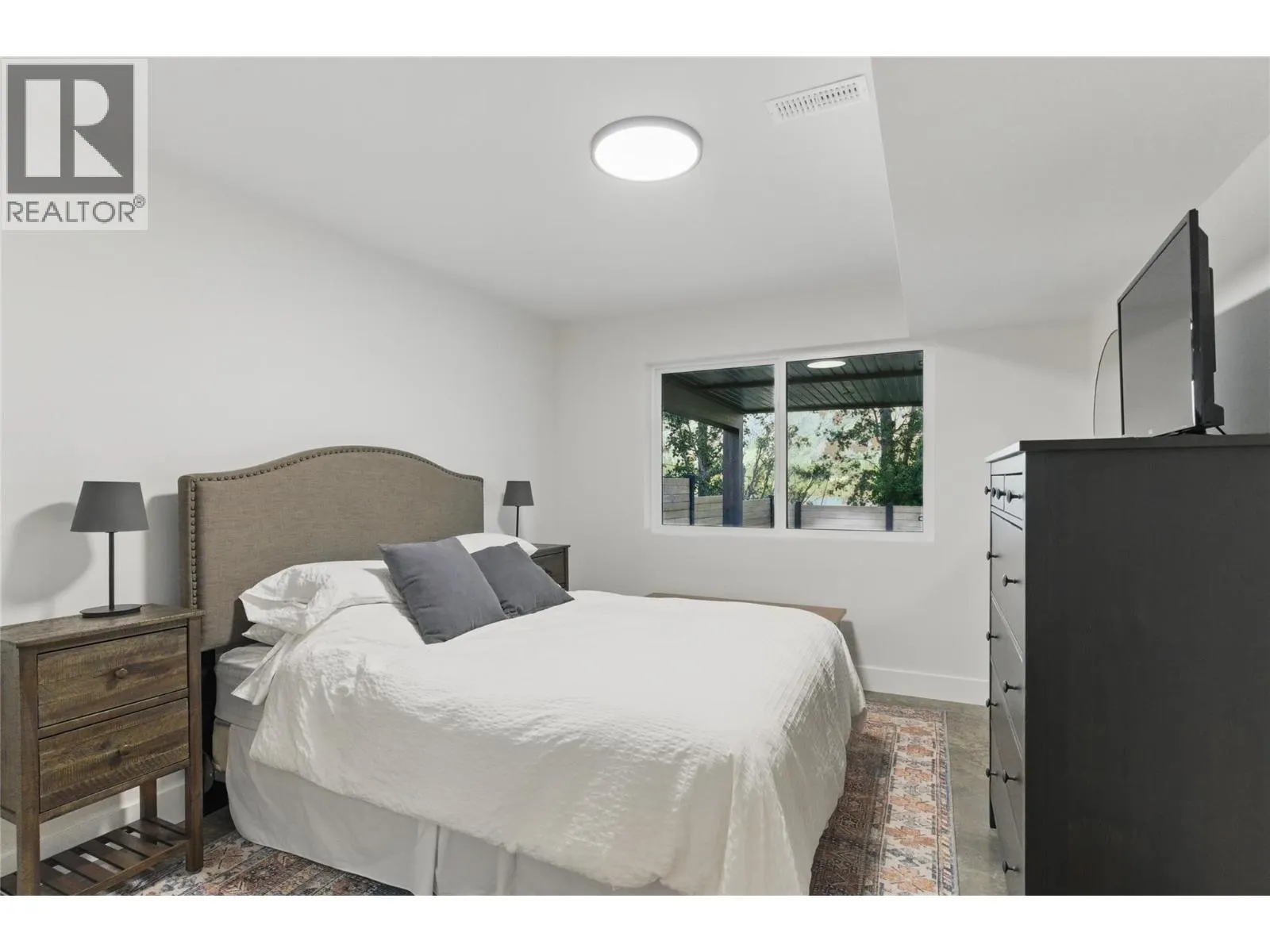 2744 BEACHMOUNT Crescent