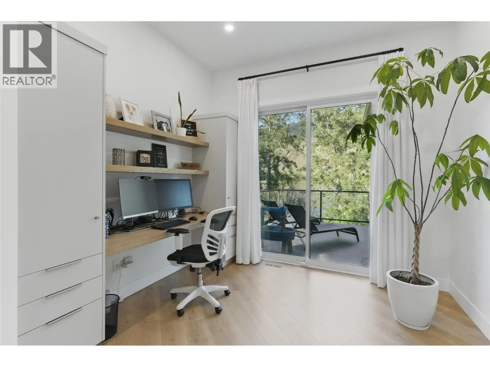 2744 BEACHMOUNT Crescent