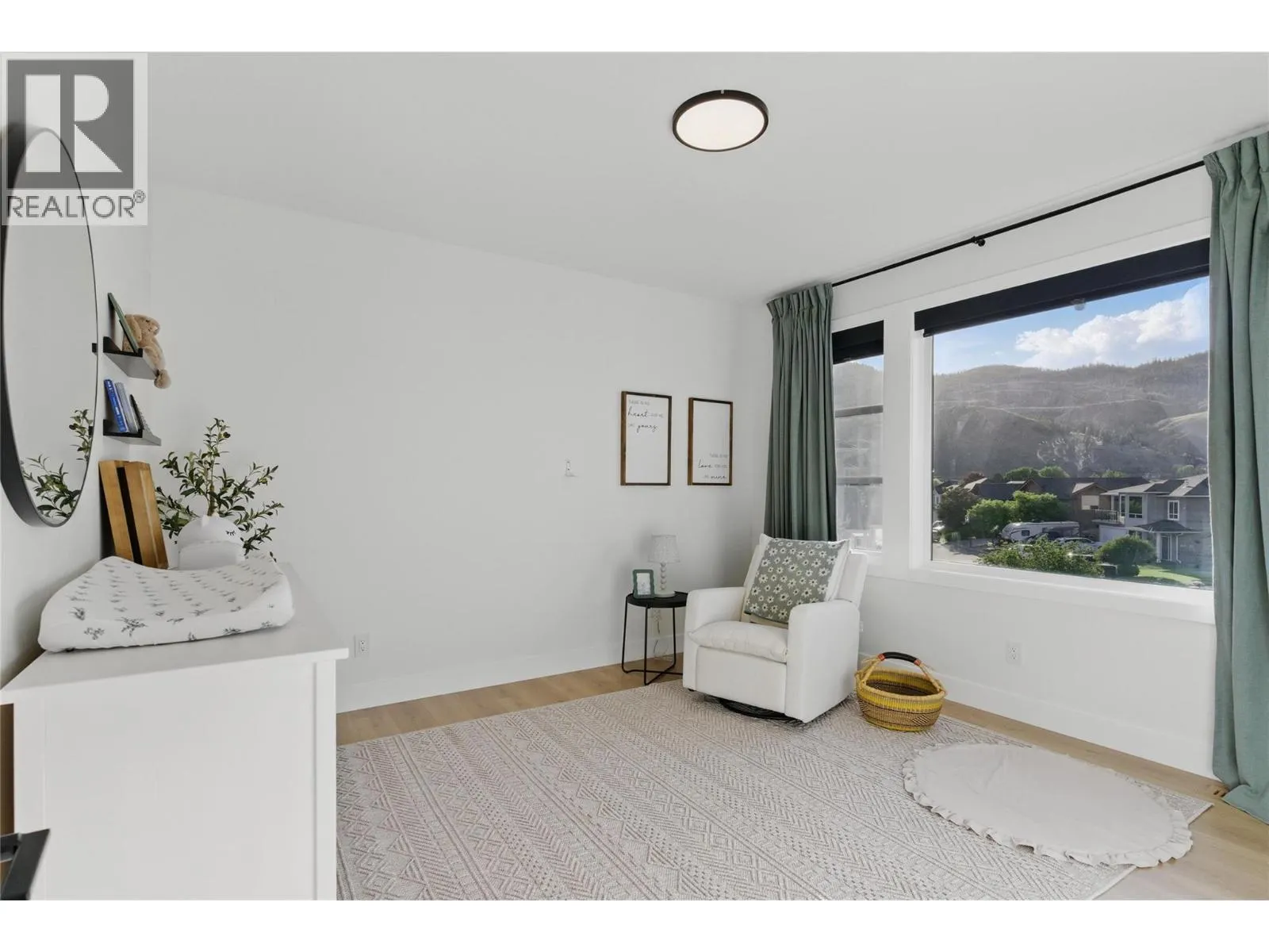 2744 BEACHMOUNT Crescent