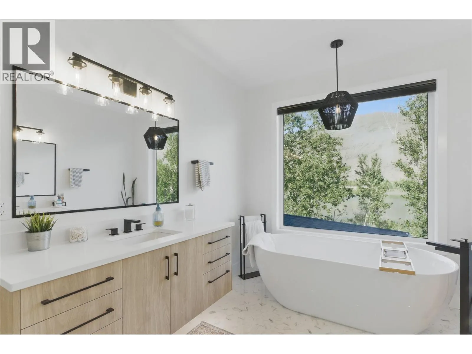 2744 BEACHMOUNT Crescent