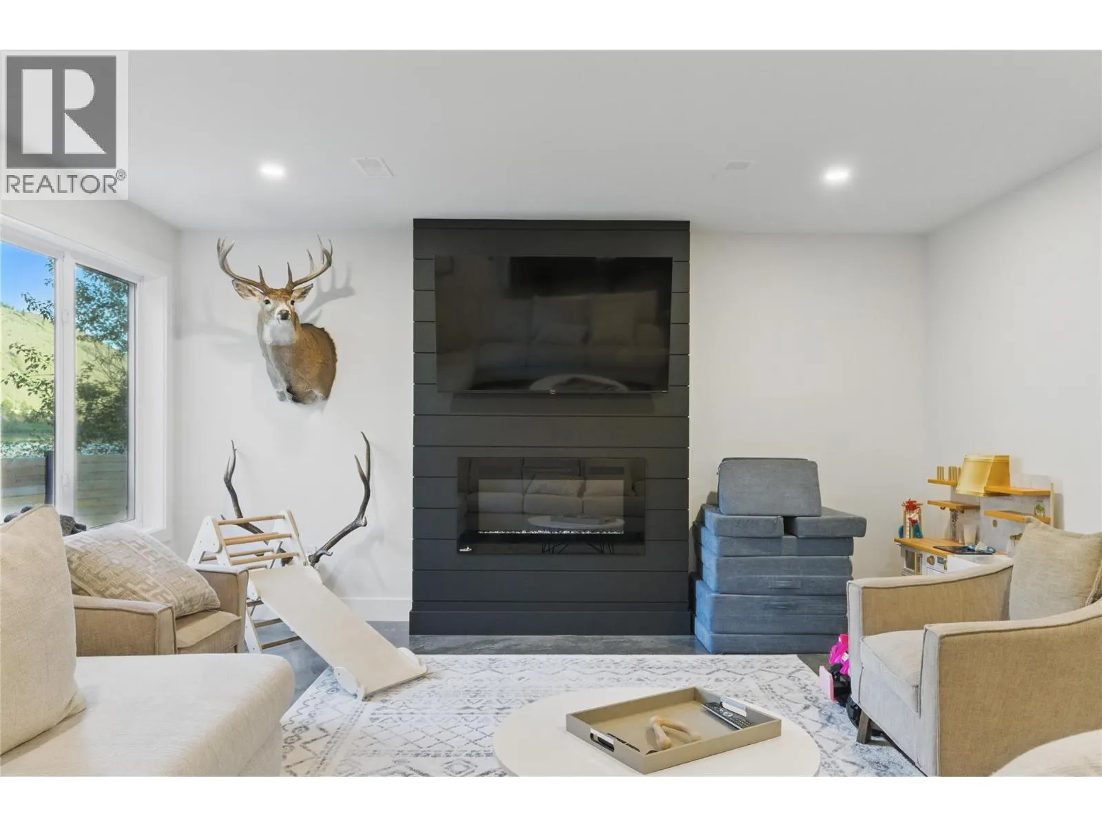 2744 BEACHMOUNT Crescent