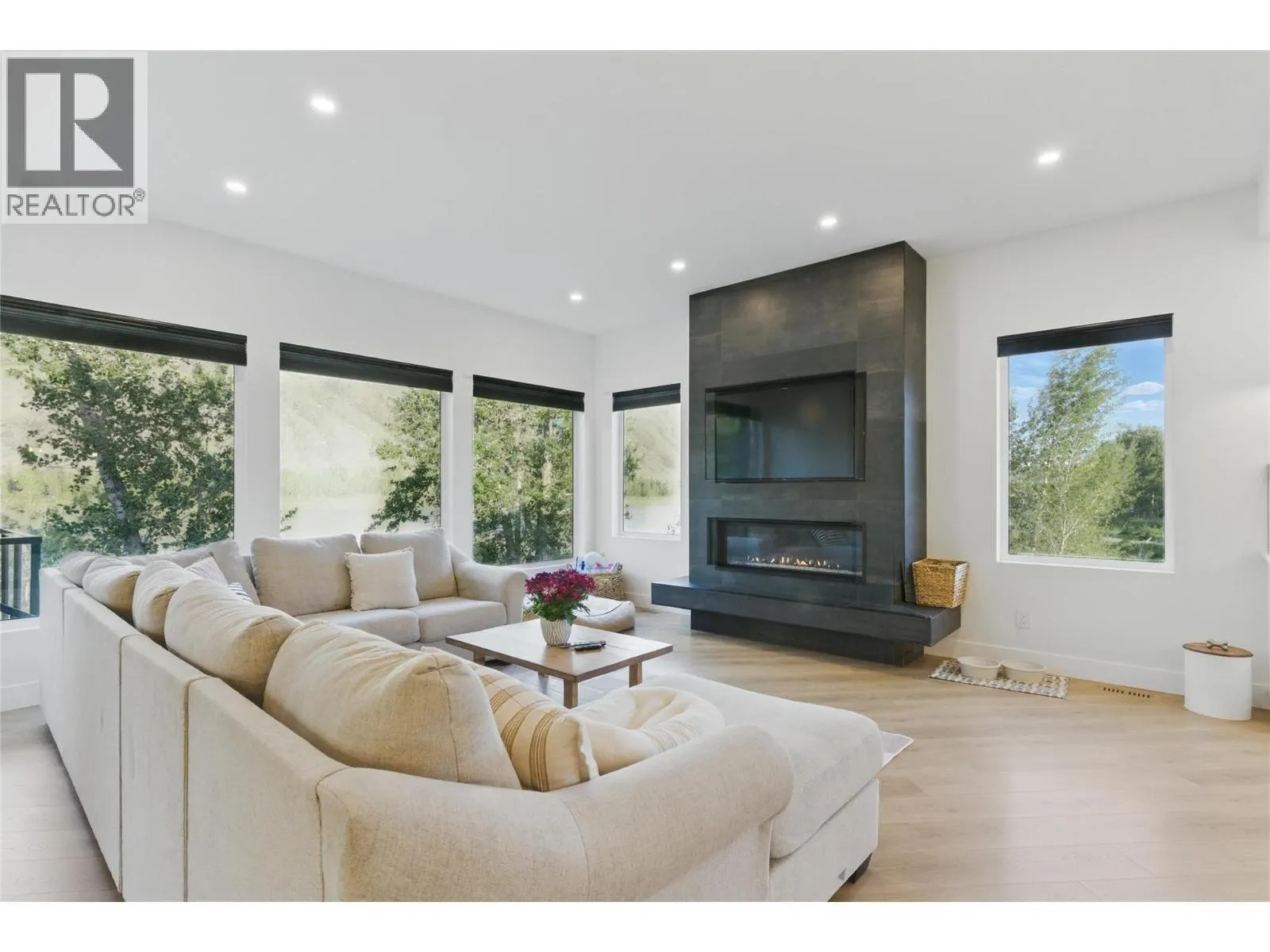 2744 BEACHMOUNT Crescent