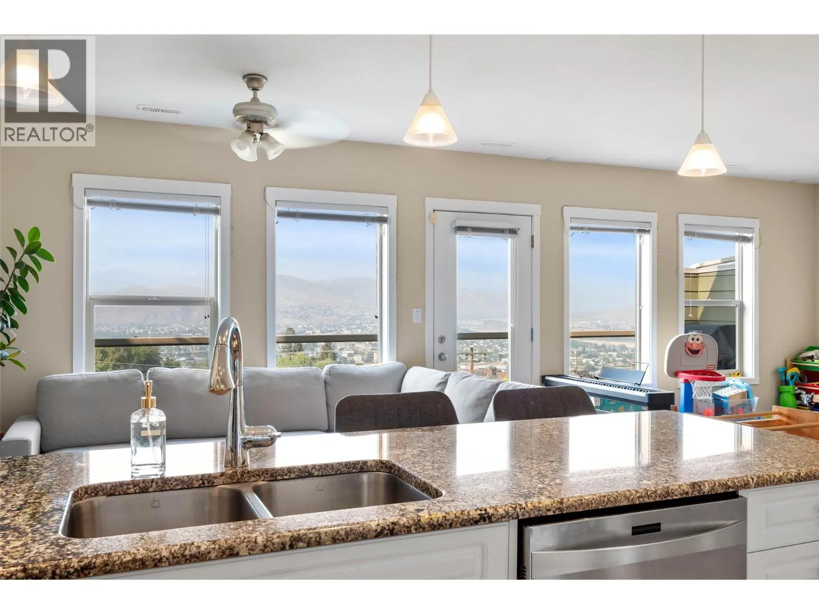 445 DALGLEISH Drive Unit# 10