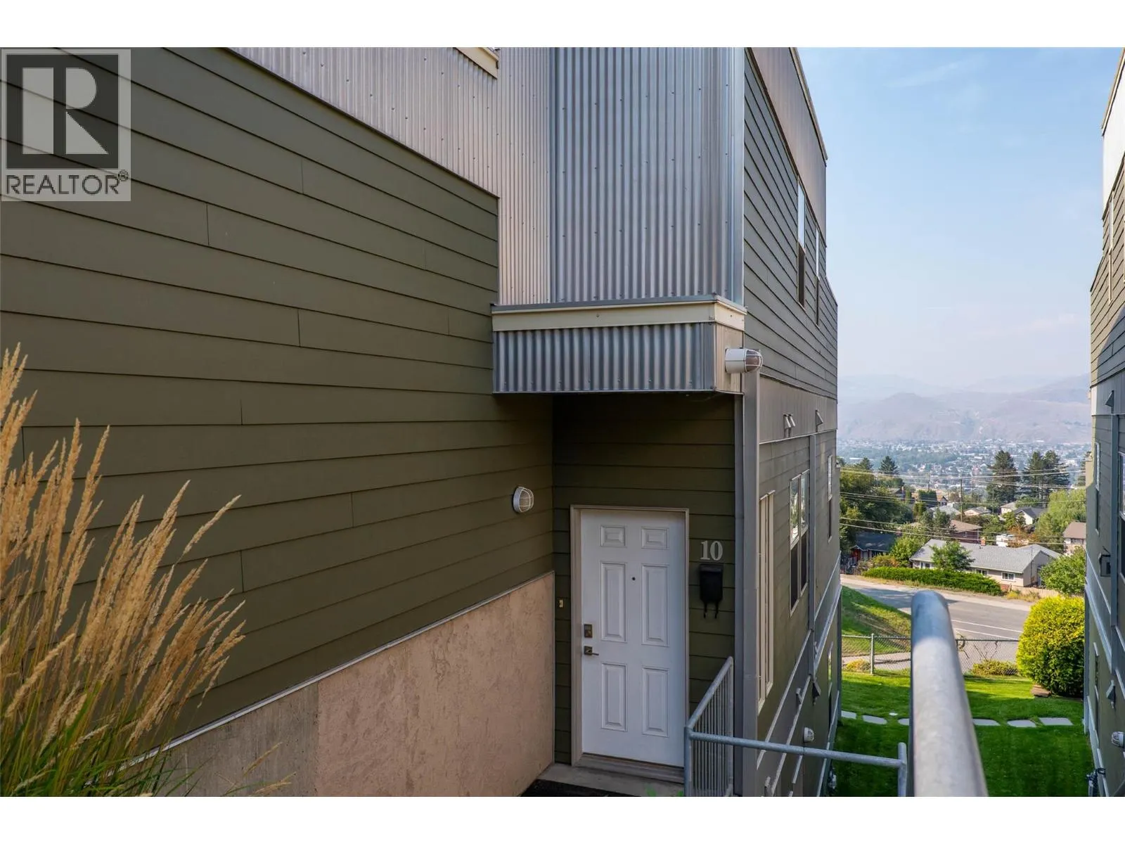 445 DALGLEISH Drive Unit# 10