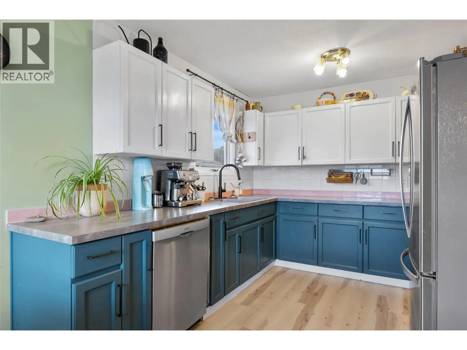 429 MACKENZIE Avenue