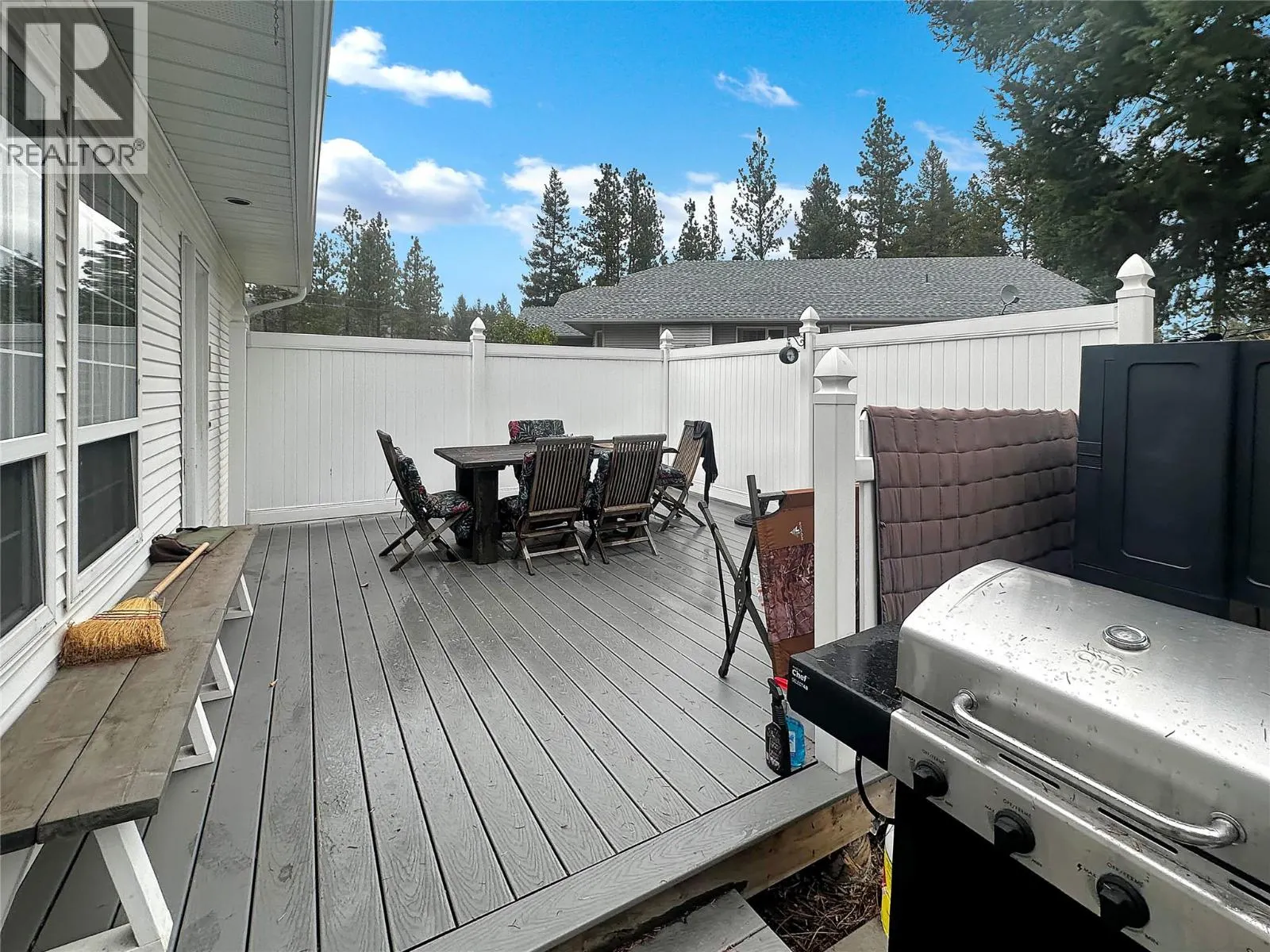 100 DEERVIEW Crescent