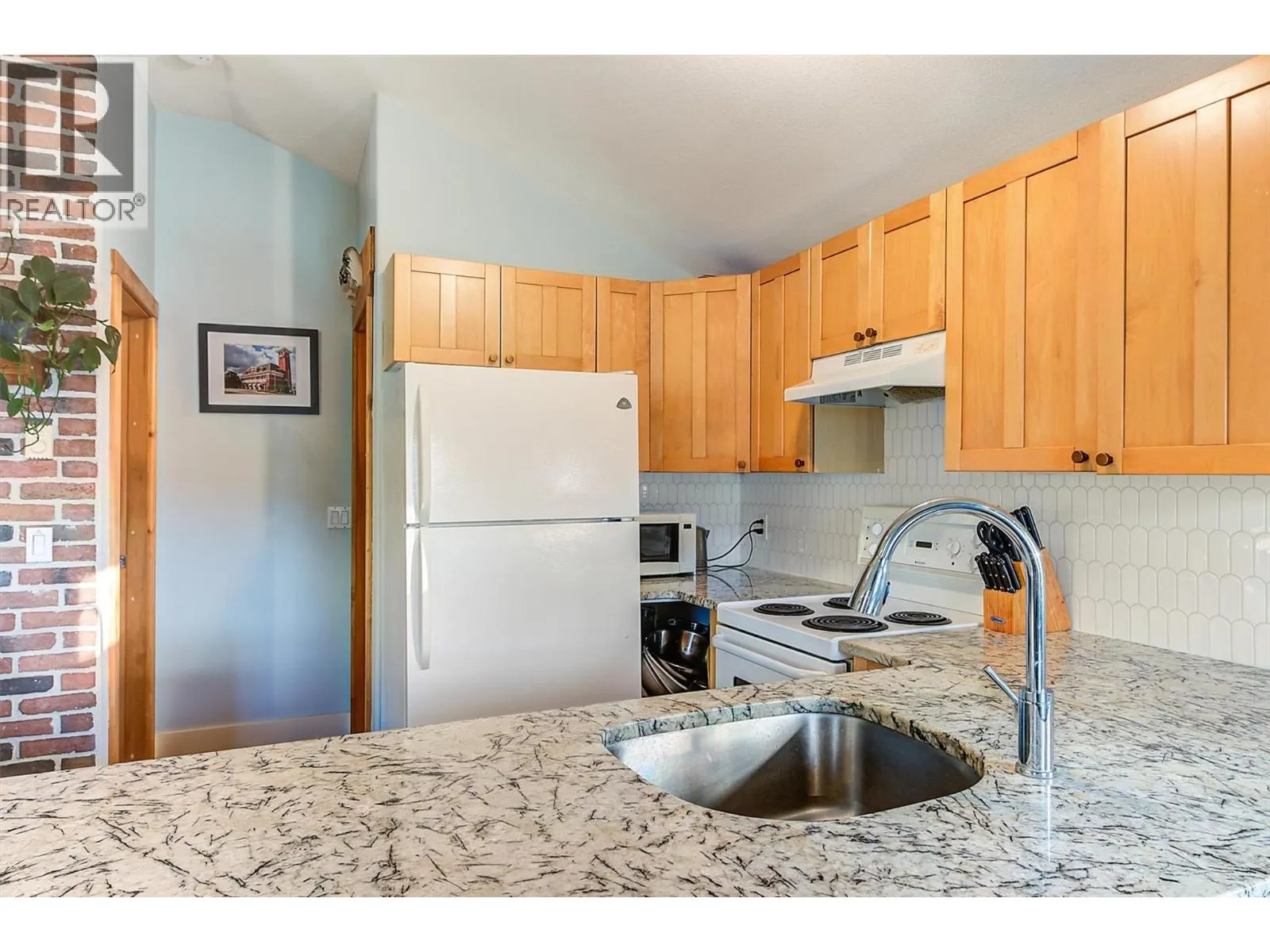 558-560 Cambridge Avenue