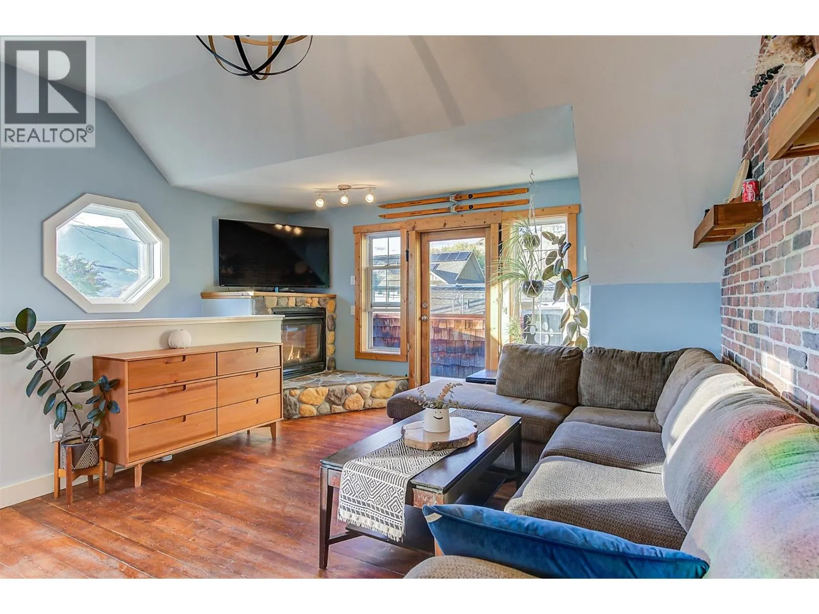 558-560 Cambridge Avenue