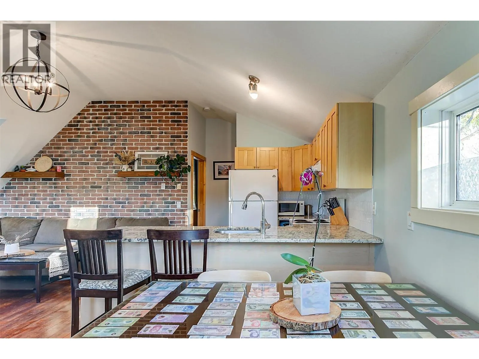 558-560 Cambridge Avenue