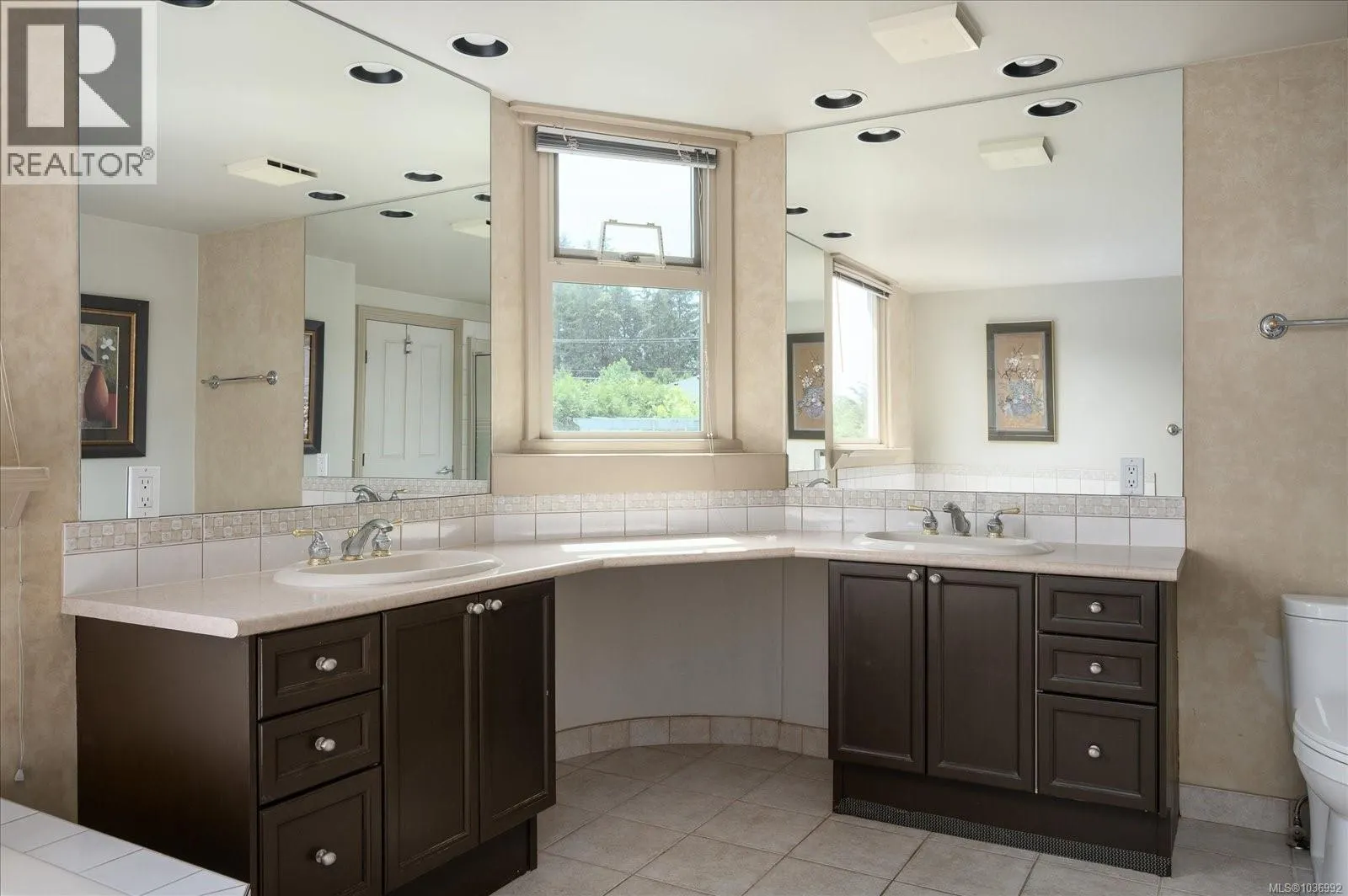 6577 Groveland Dr
