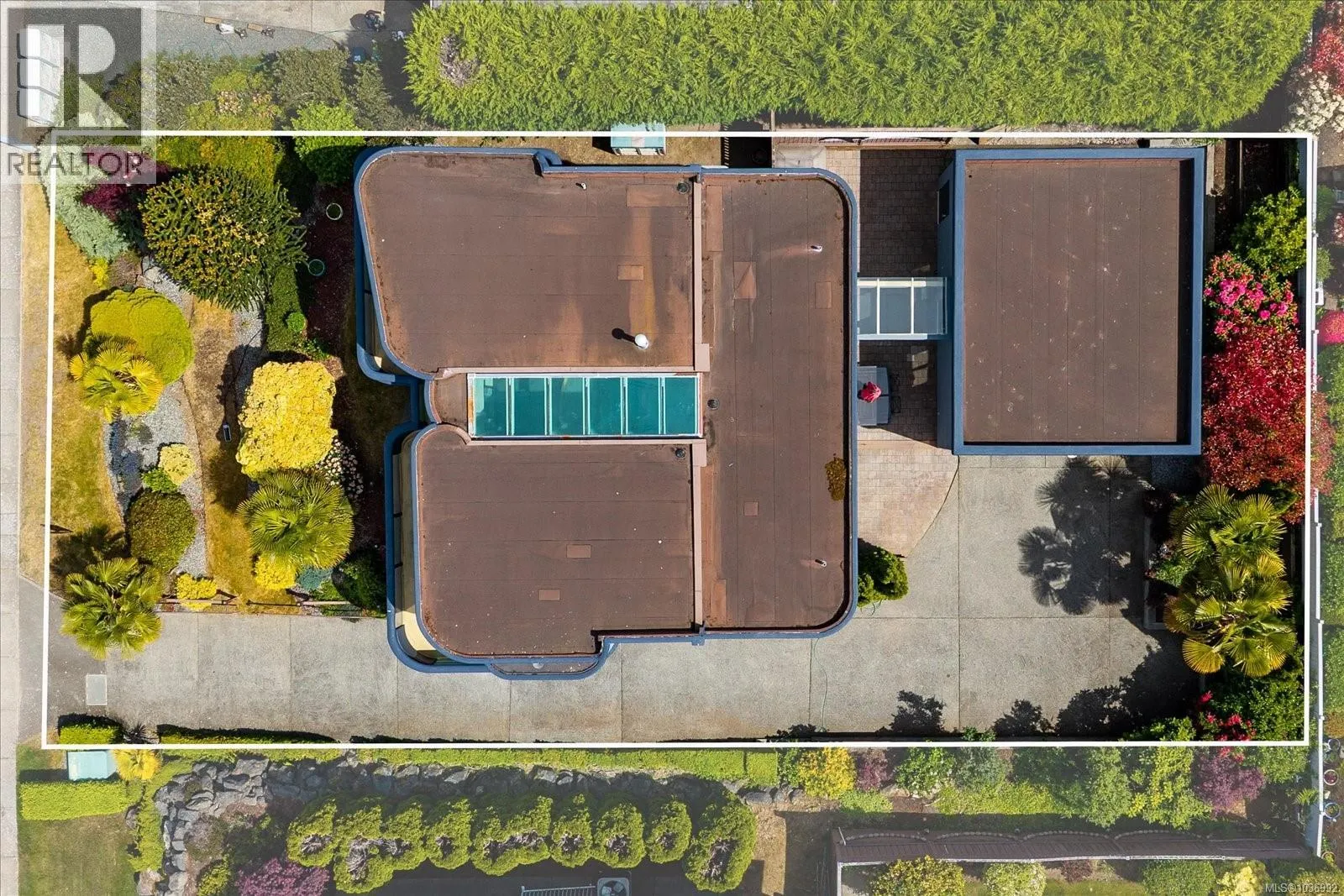 6577 Groveland Dr