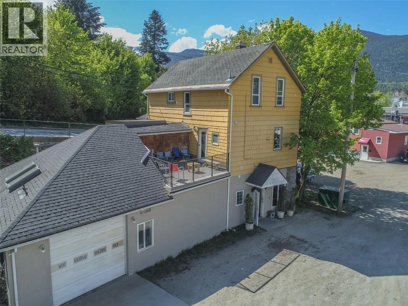 915 Front Street