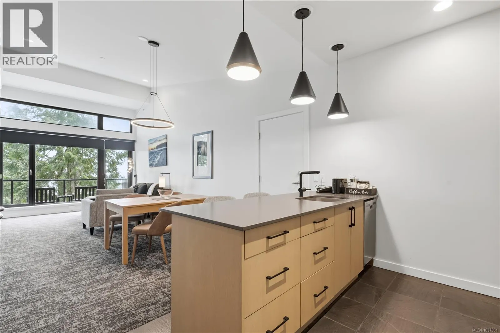 2003 596 Marine Dr