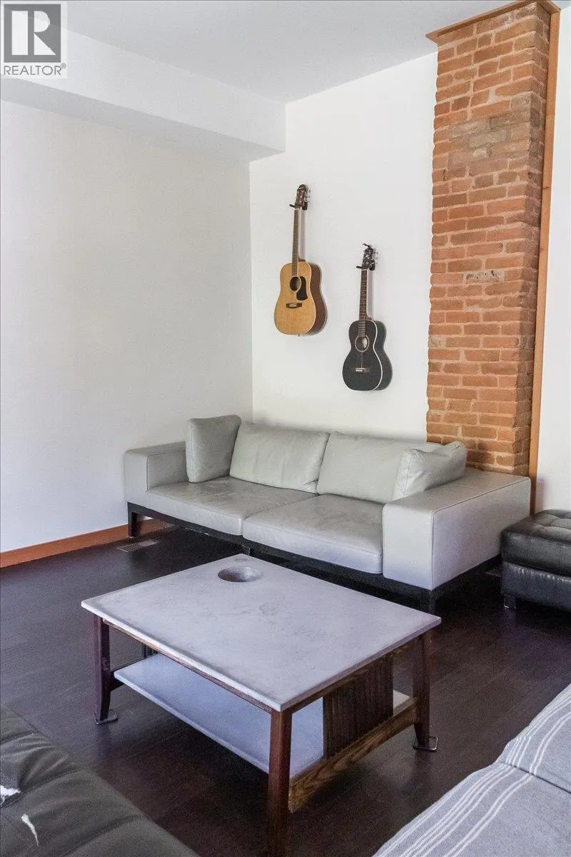 922 FRONT Street