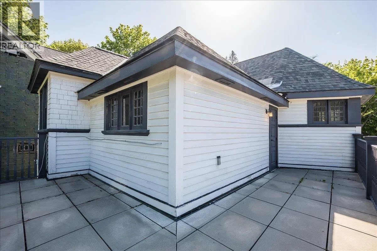 922 FRONT Street