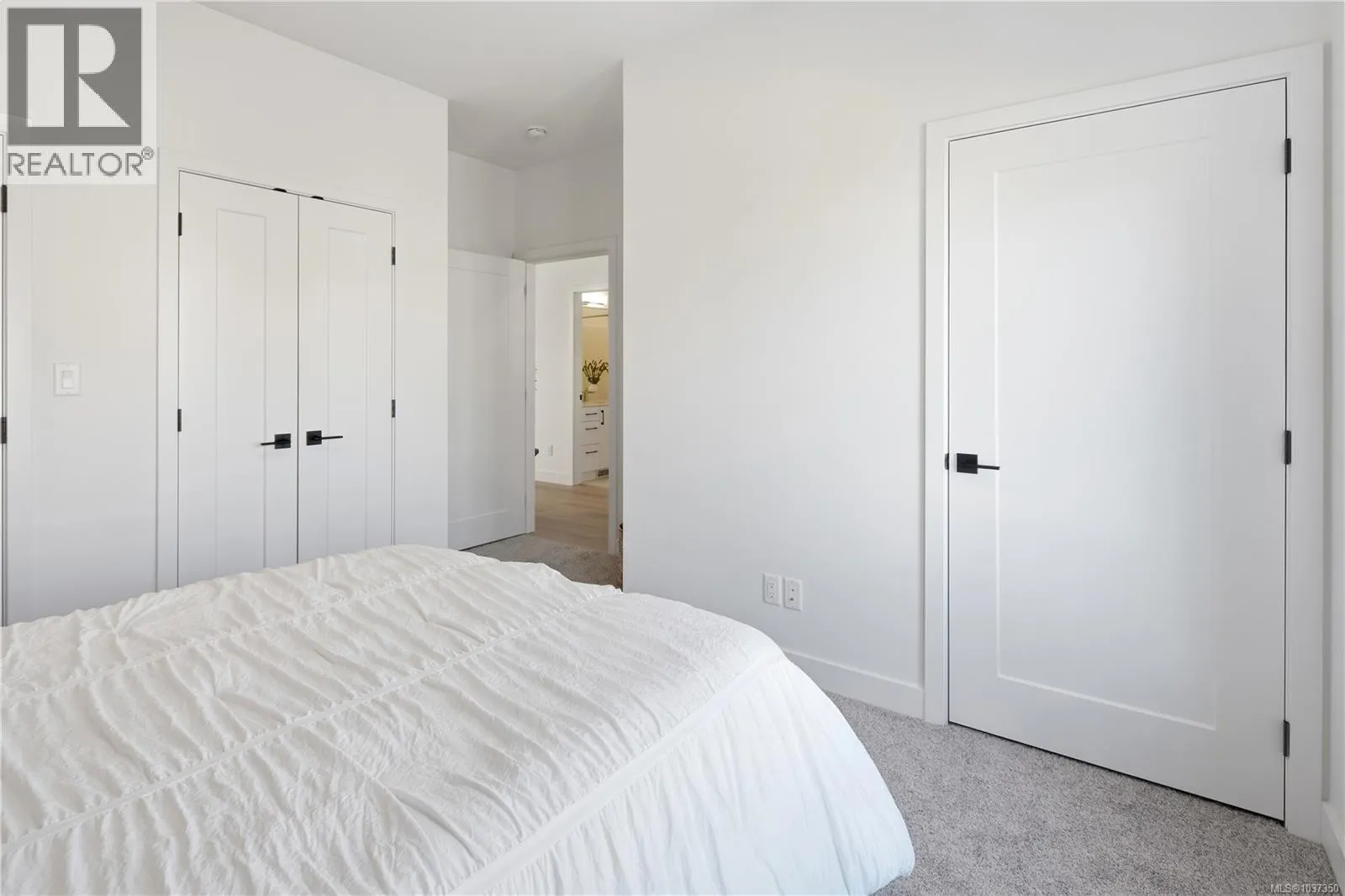 301 7057 Central Saanich Rd