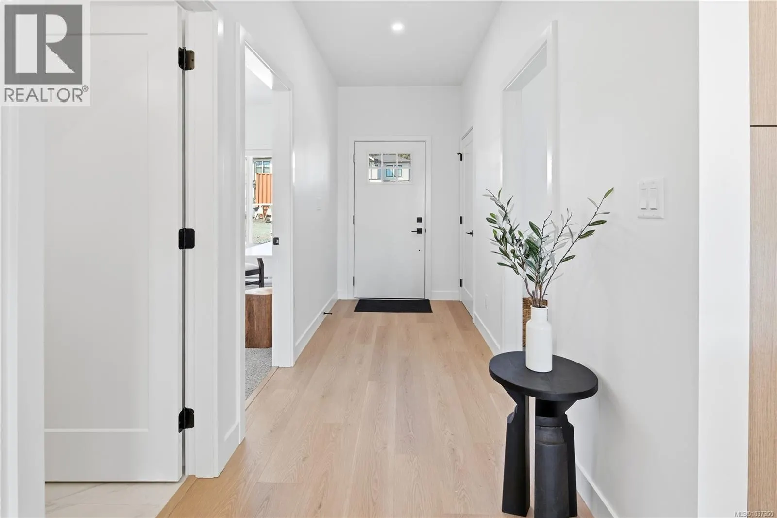 301 7057 Central Saanich Rd