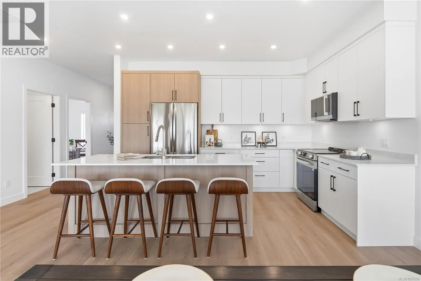 301 7057 Central Saanich Rd