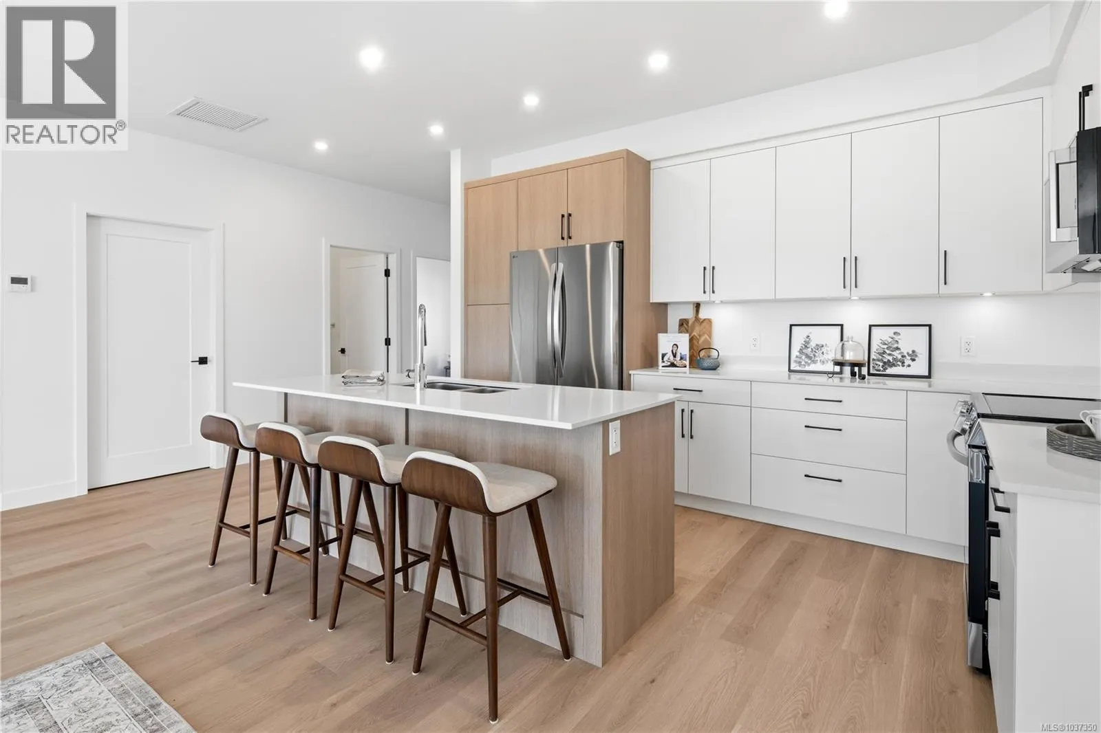 301 7057 Central Saanich Rd
