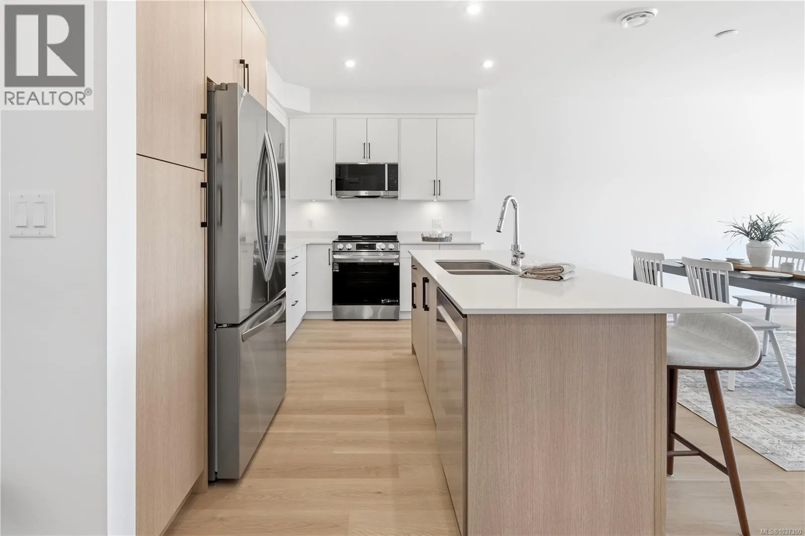 301 7057 Central Saanich Rd