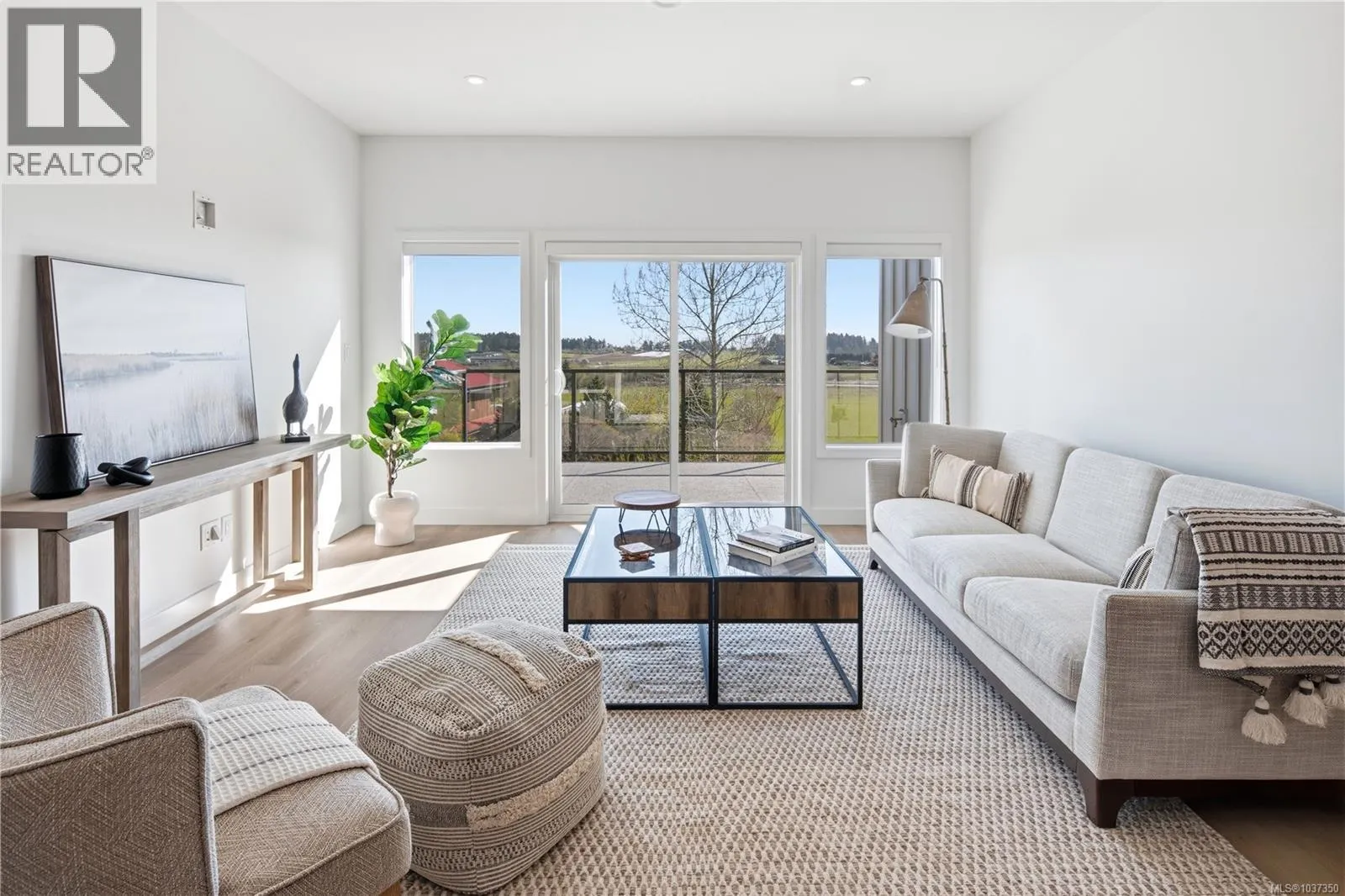 301 7057 Central Saanich Rd