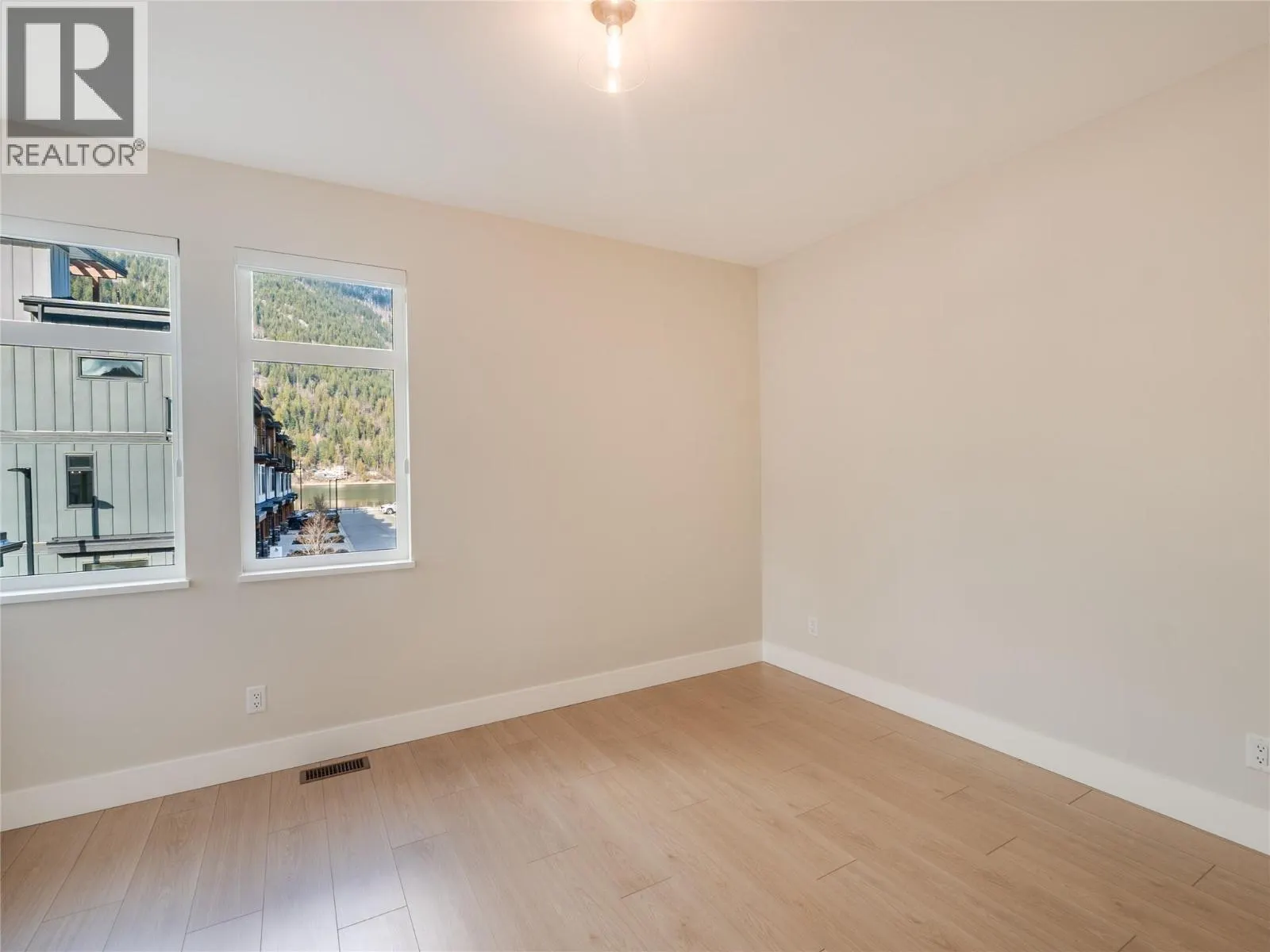 910 Lakeside Drive Unit# 401