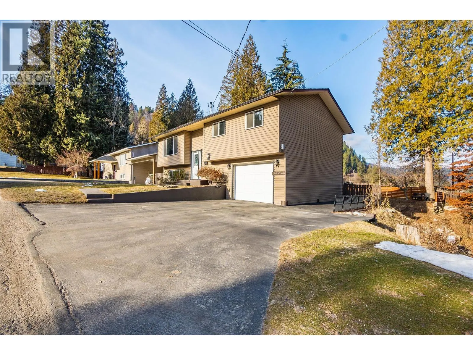 716 Lynnwood Crescent