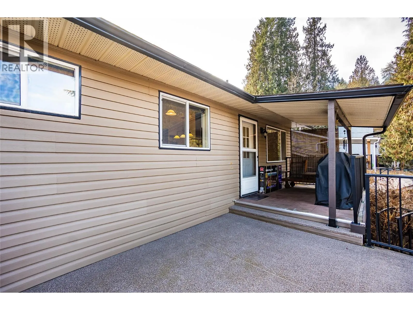 716 Lynnwood Crescent