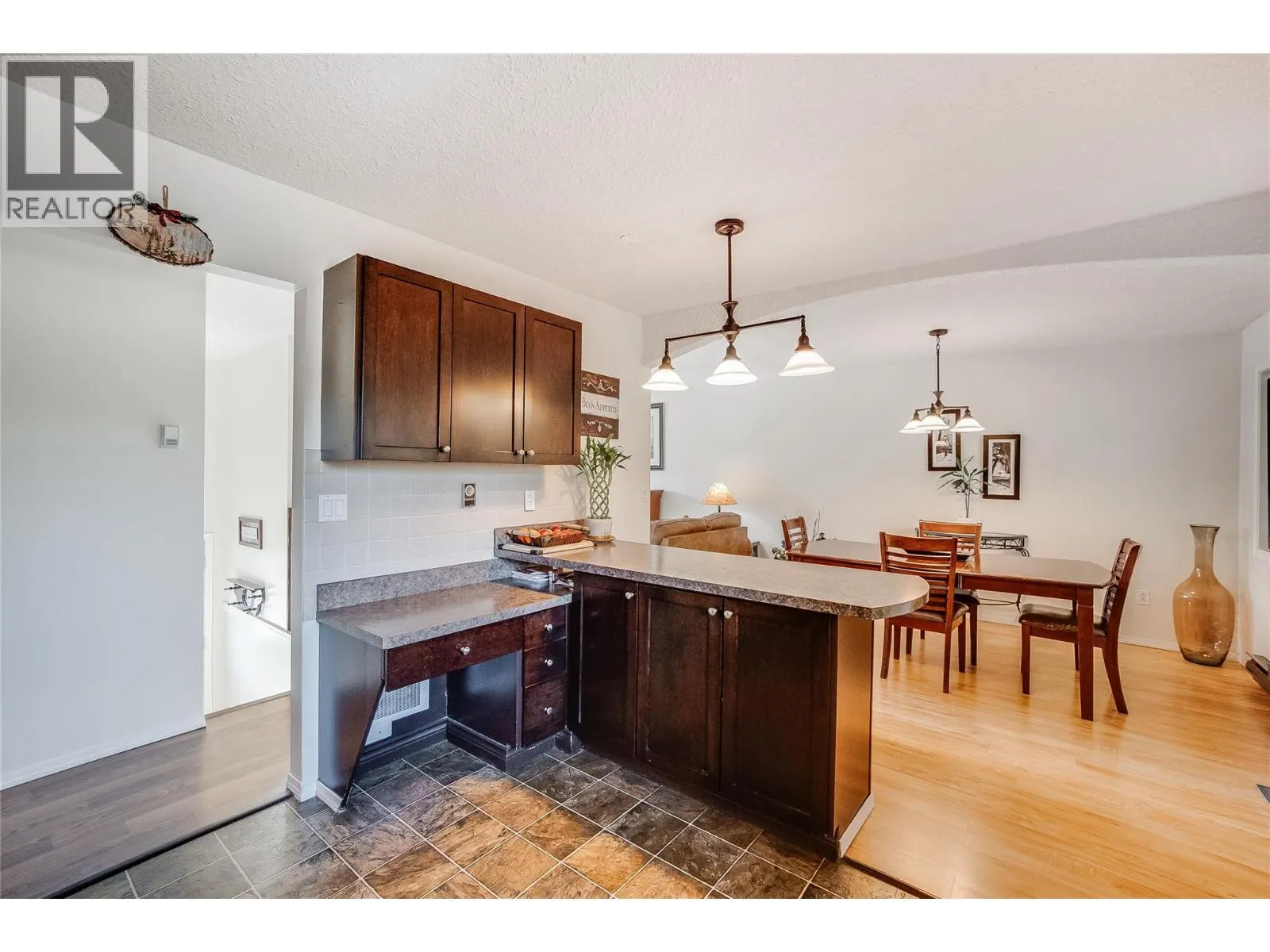716 Lynnwood Crescent