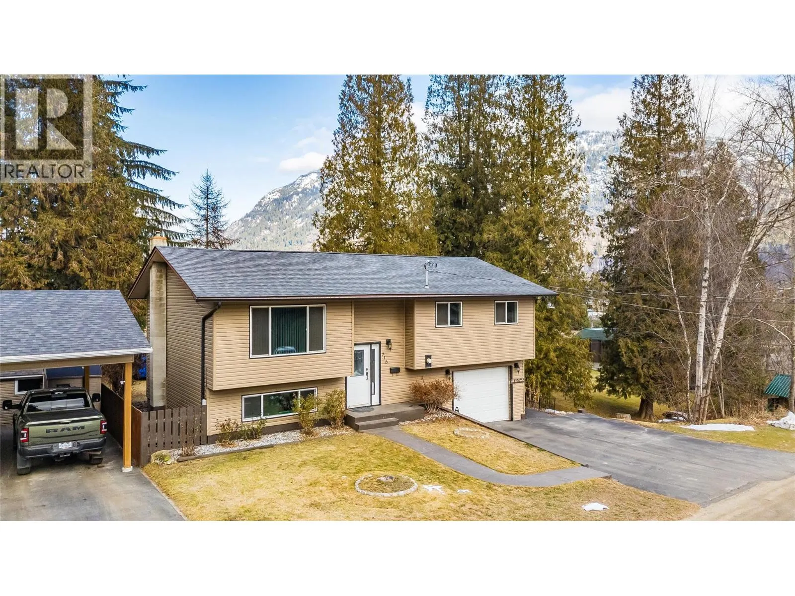 716 Lynnwood Crescent
