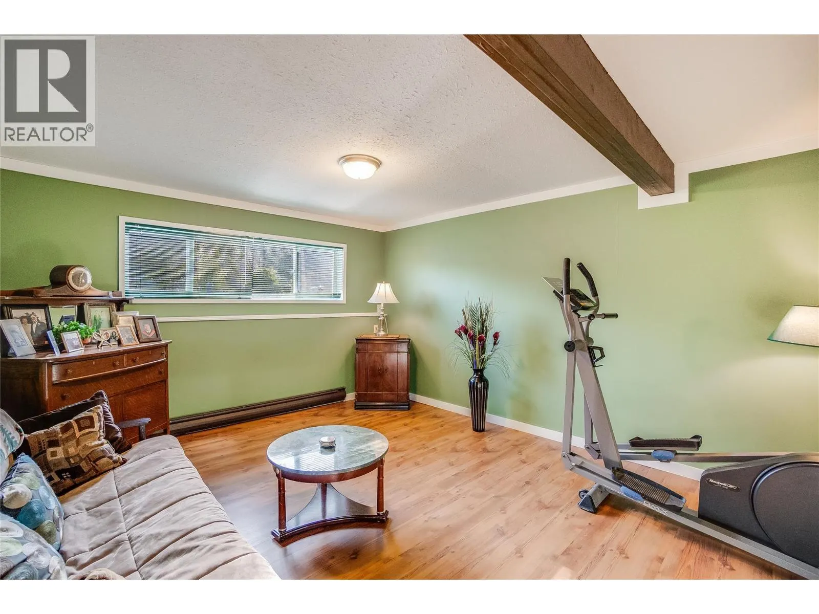 716 Lynnwood Crescent