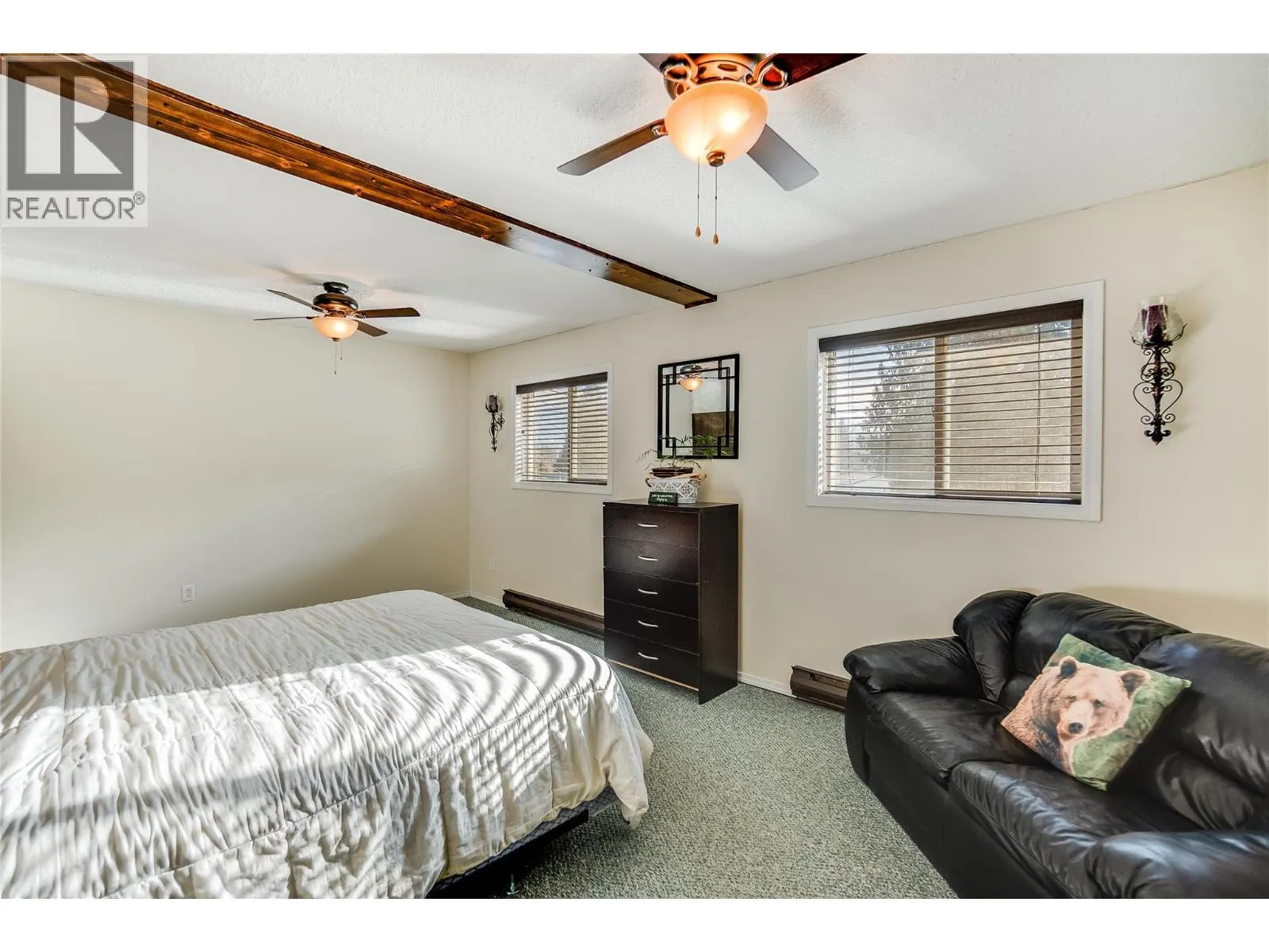 716 Lynnwood Crescent