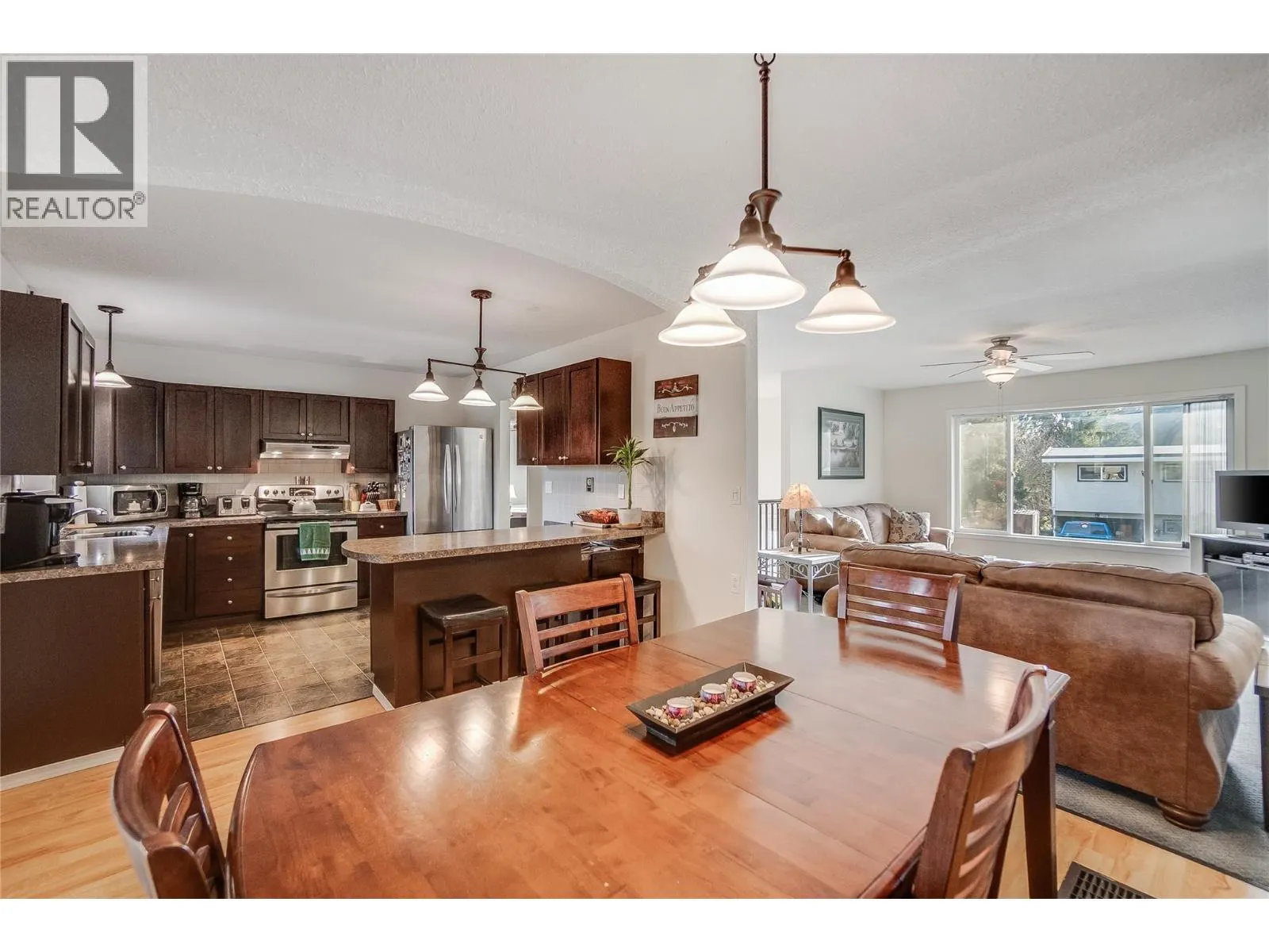 716 Lynnwood Crescent