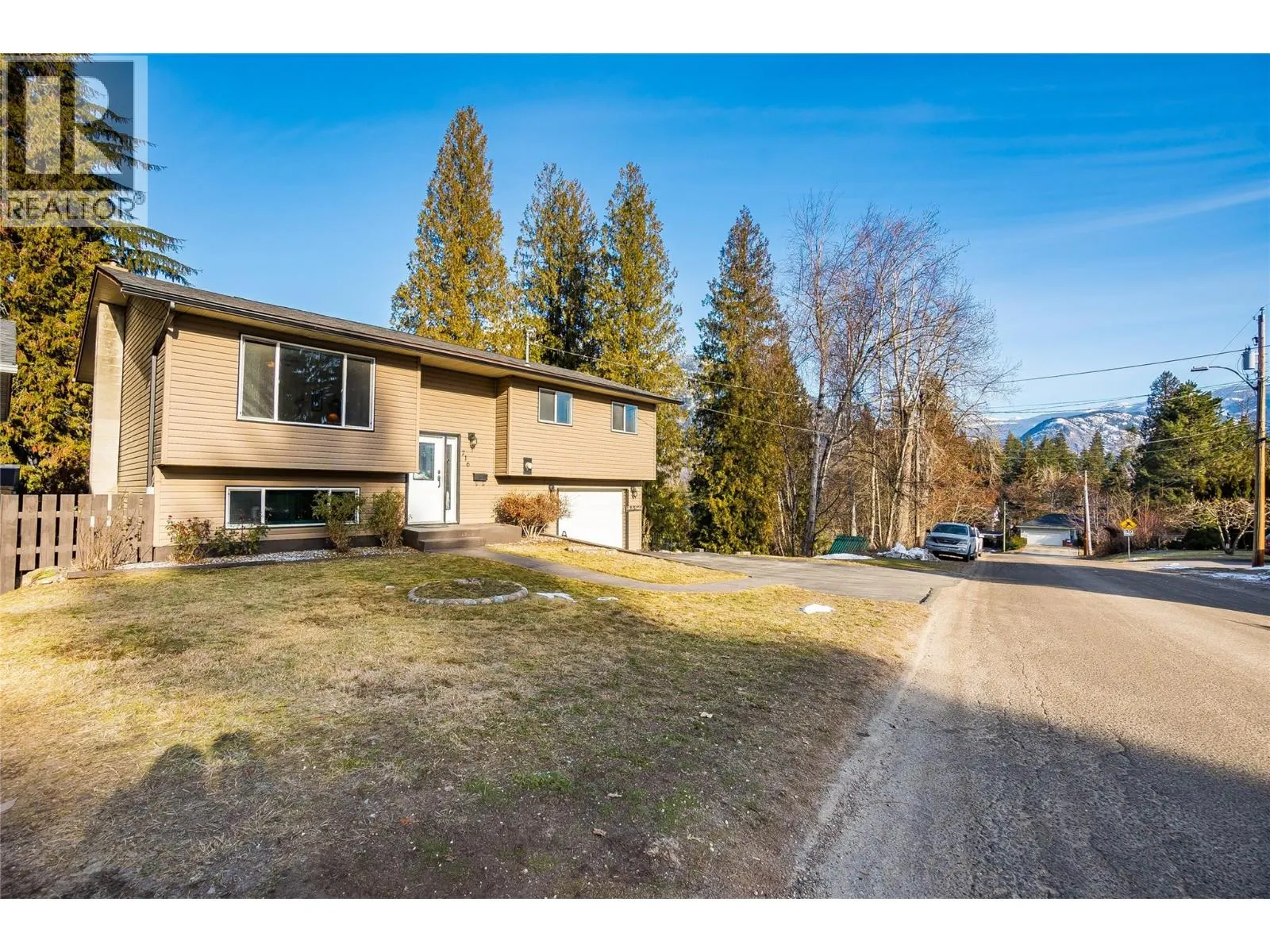 716 Lynnwood Crescent