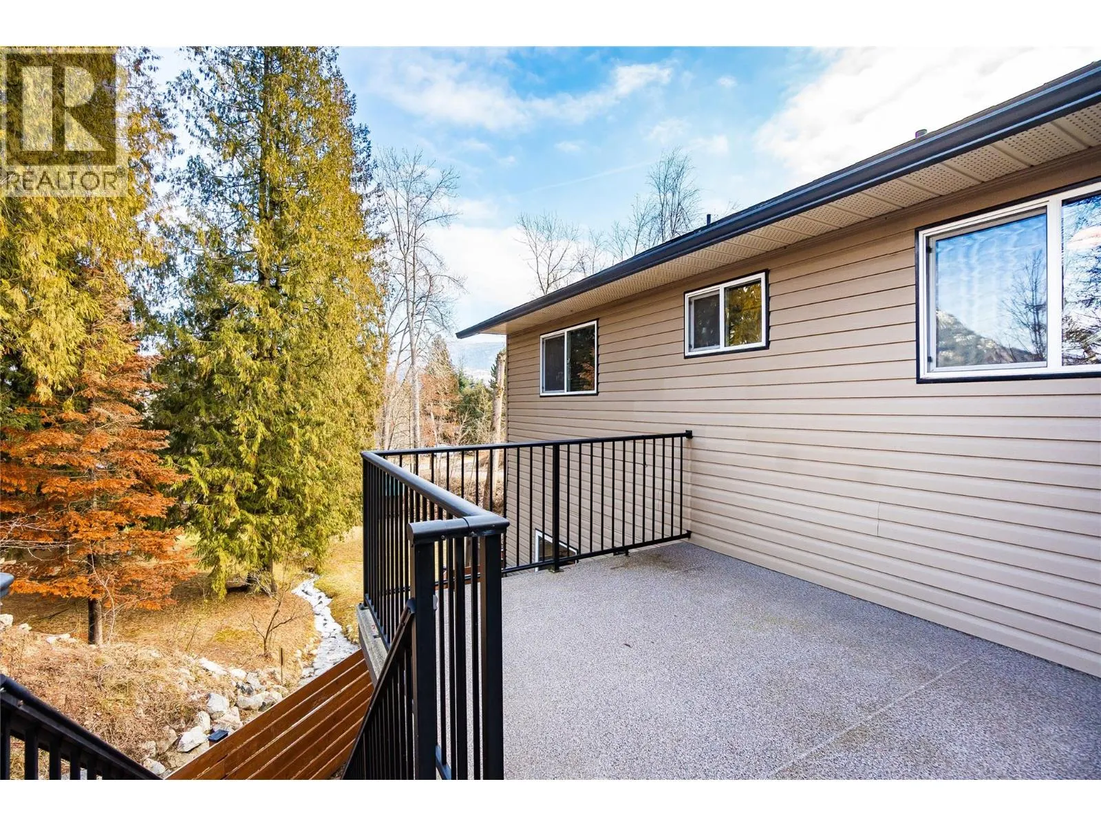 716 Lynnwood Crescent