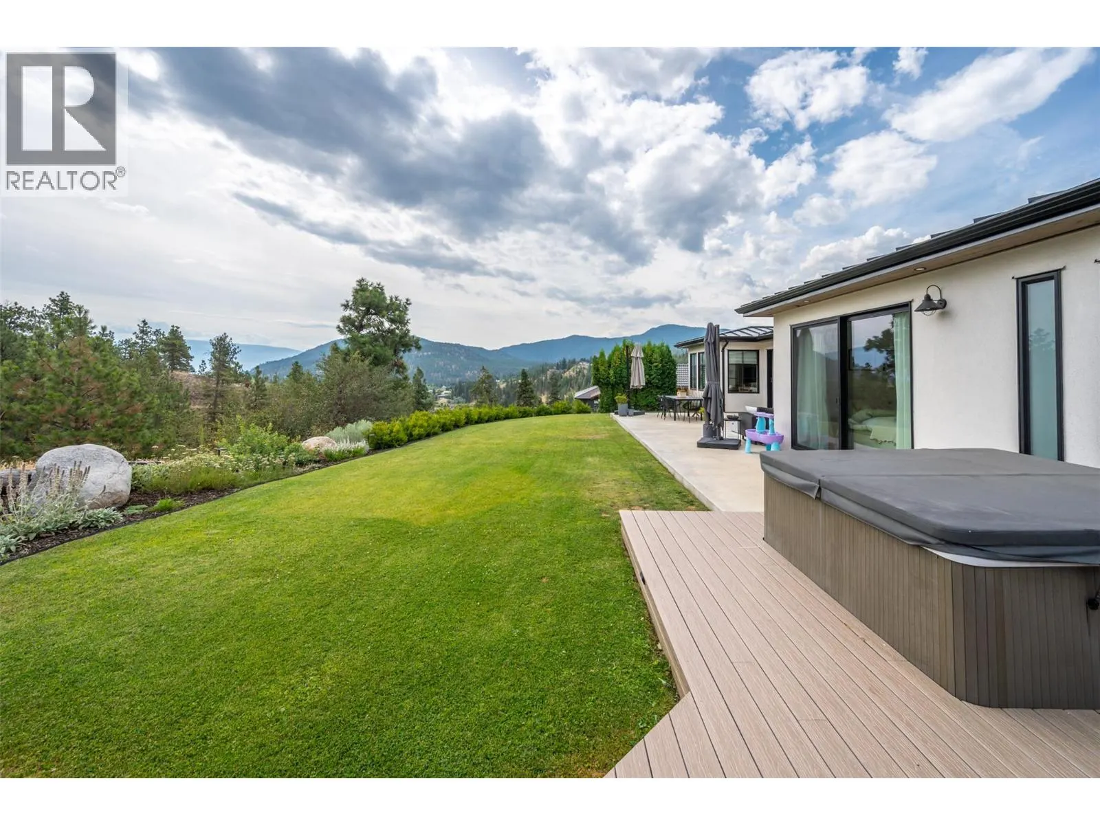6709 VICTORIA Road Unit# 21
