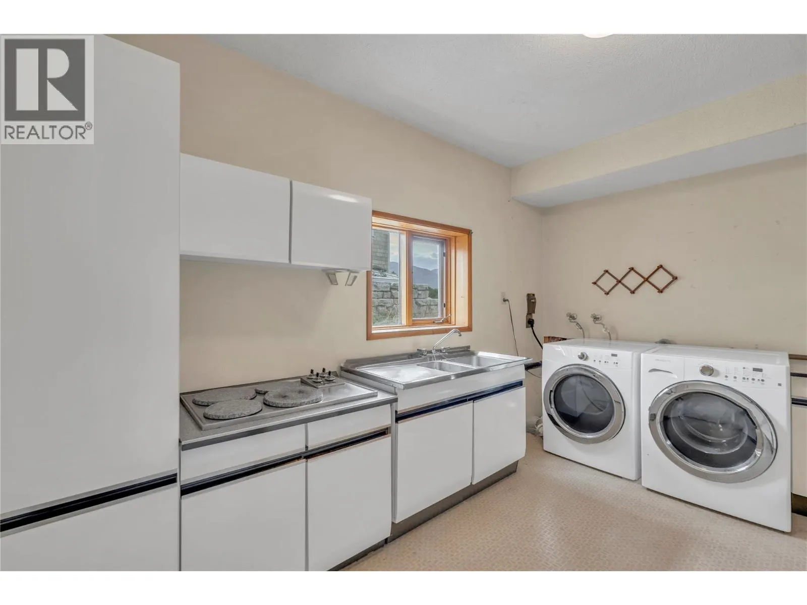418 Panorama Crescent