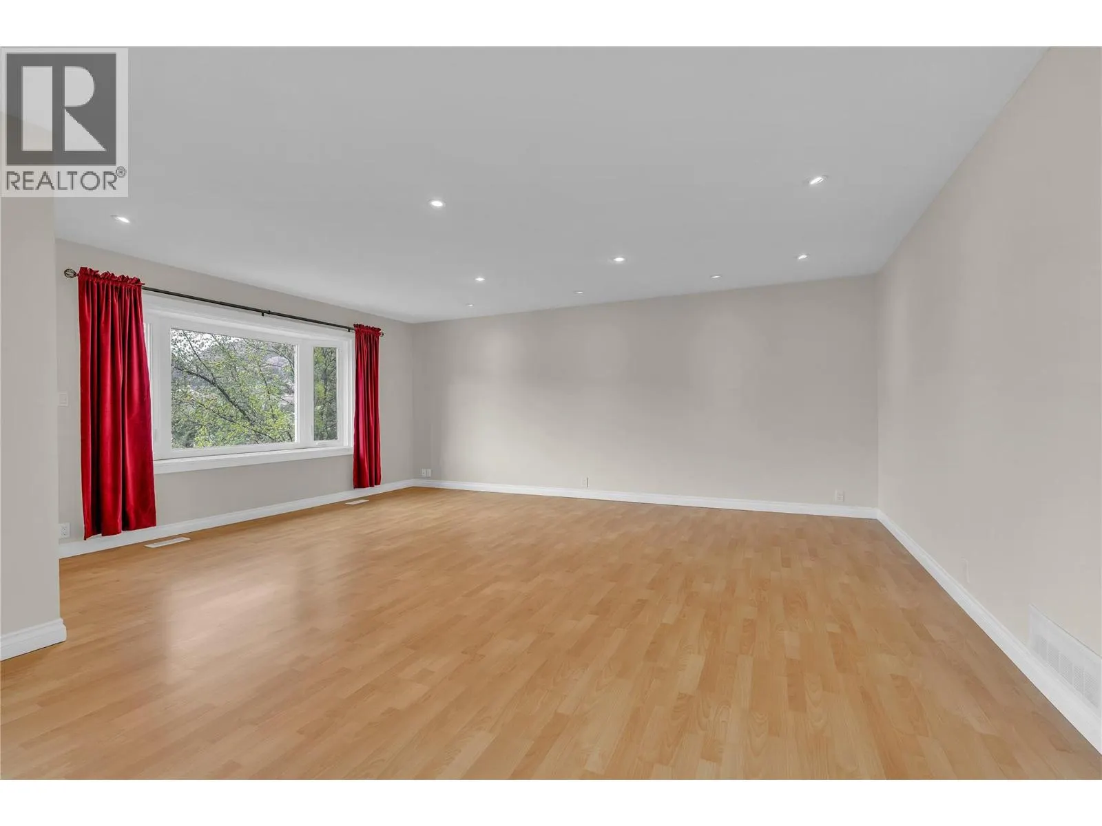 418 Panorama Crescent