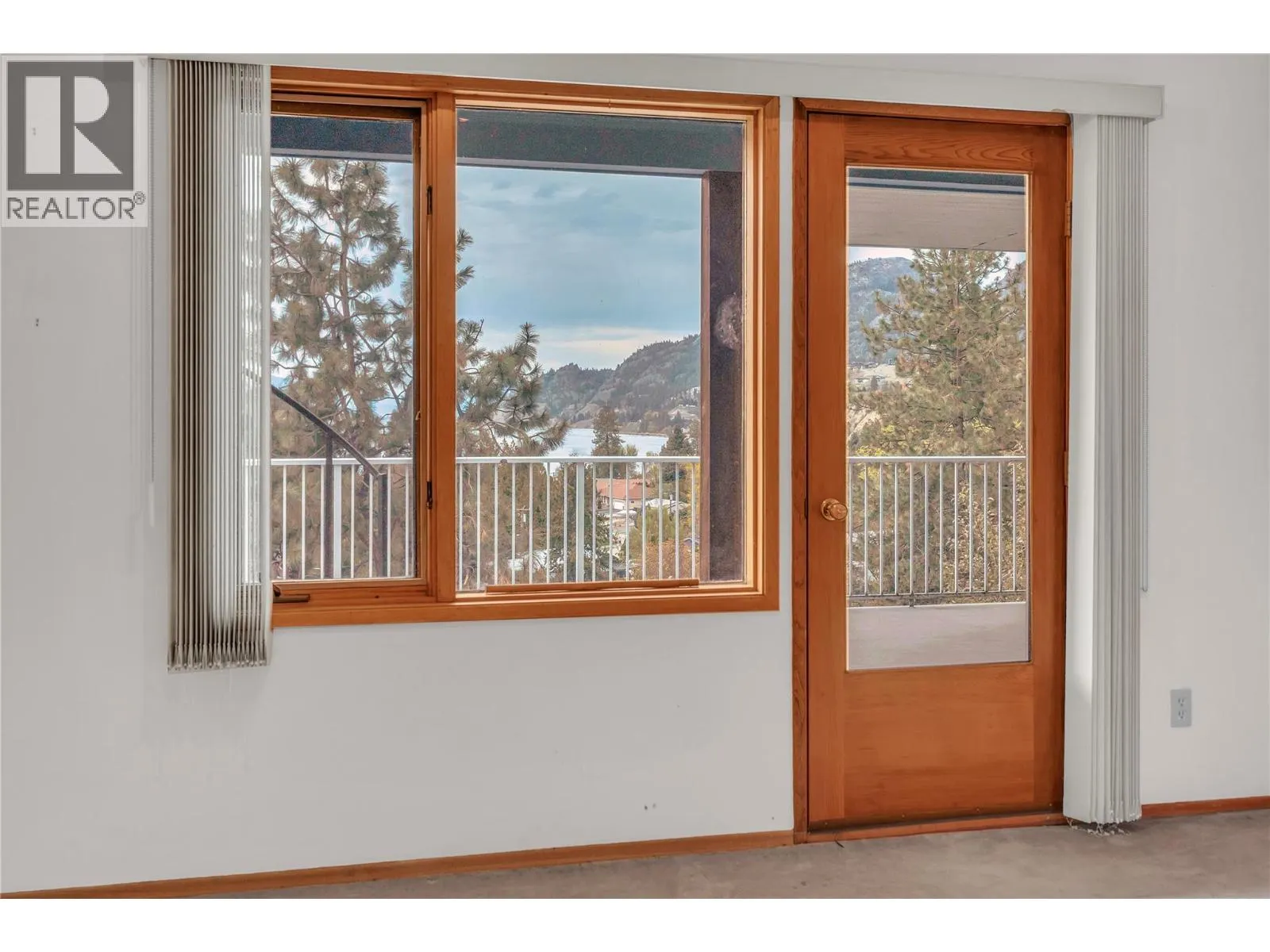 418 Panorama Crescent